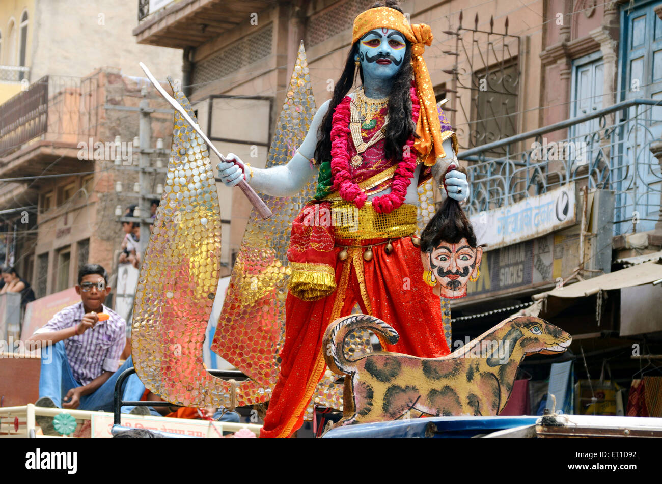 Ein Mann in Verkleidung von einigen Avtar in einer Prozession von Ramnavami Jodhpur Rajasthan Indien kein Herr Stockfoto