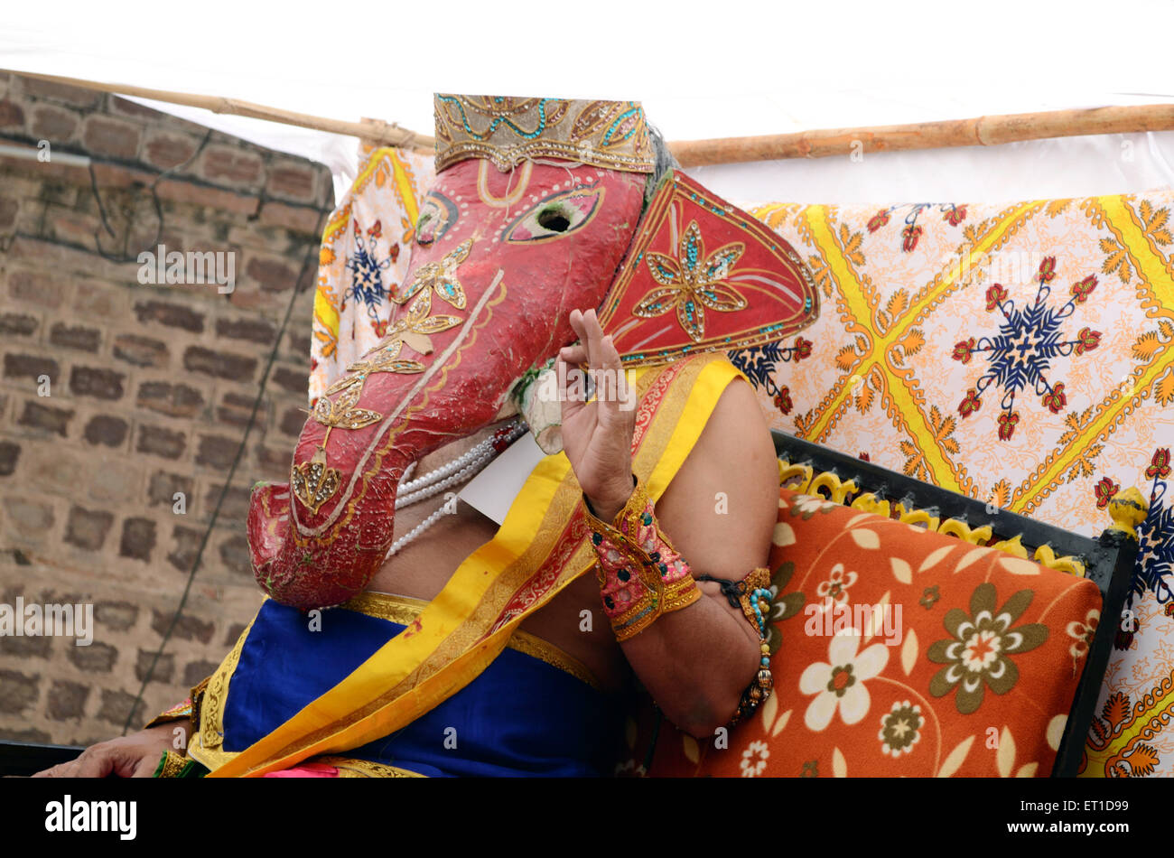 Ein Mann in Verkleidung von Ganesh Ji in einer religiösen Prozession von Pipa Jayanti Jodhpur Rajasthan Indien Stockfoto