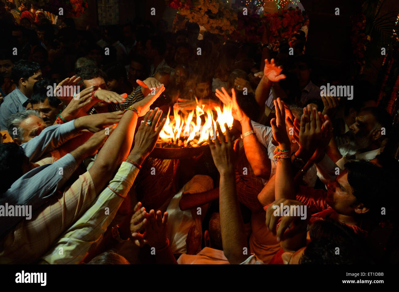Menschen, die Wärme des heiligen Feuers Aarti Tempels Jodhpur Rajasthan Indien Asien Stockfoto