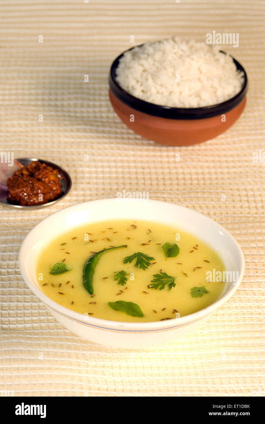 Kadhi Gurke mit Reis serviert, in Schüssel Stockfoto