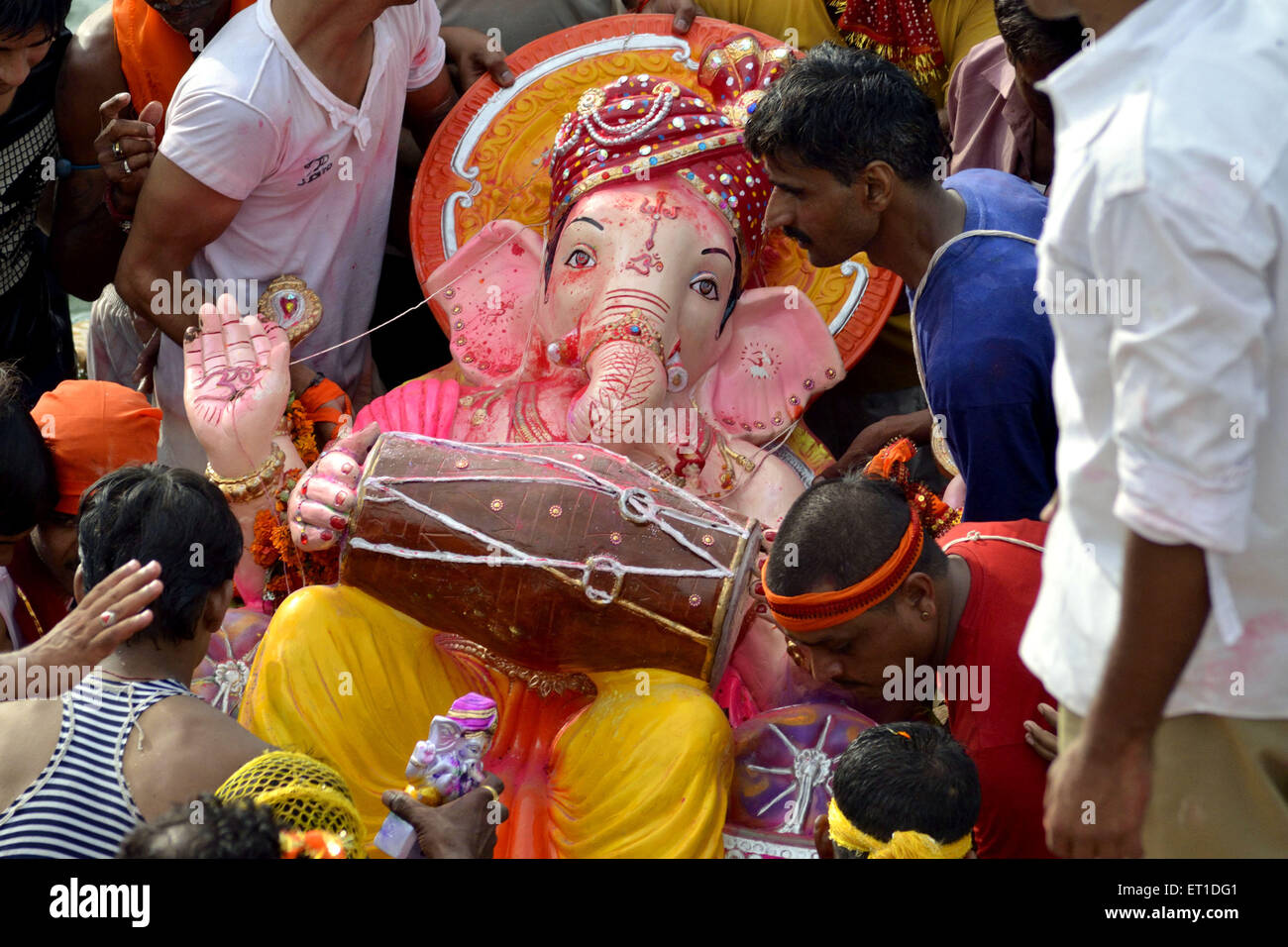 Freiwillige tragen eine große Idol von Ganesh Ji Ganpati Visarjan Jodhpur Rajasthan Indien Asien Stockfoto