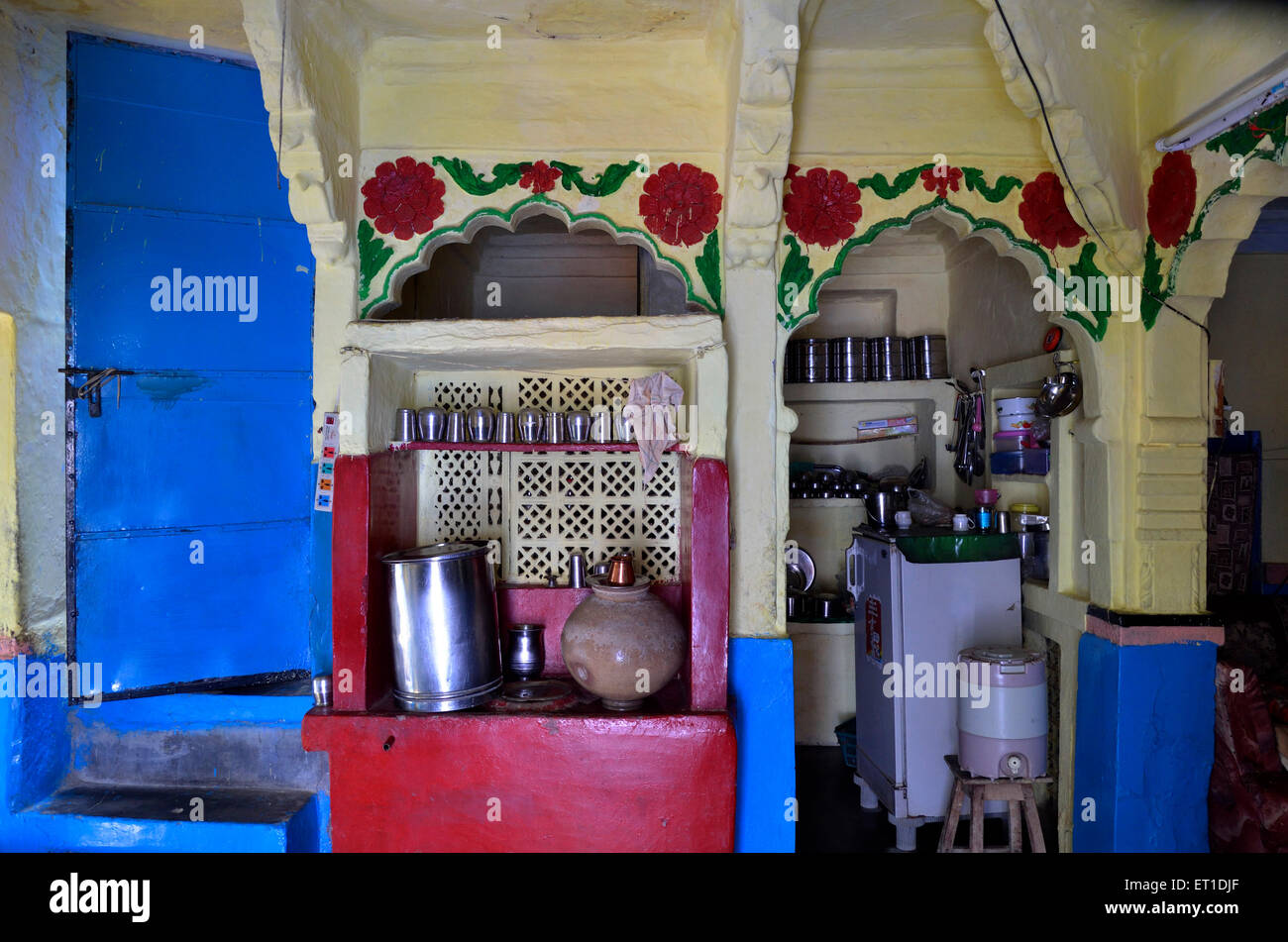 Traditionelles Haus Innenraum Wasserkessel Kühlschrank Jodhpur Rajasthan Indien Asien Stockfoto