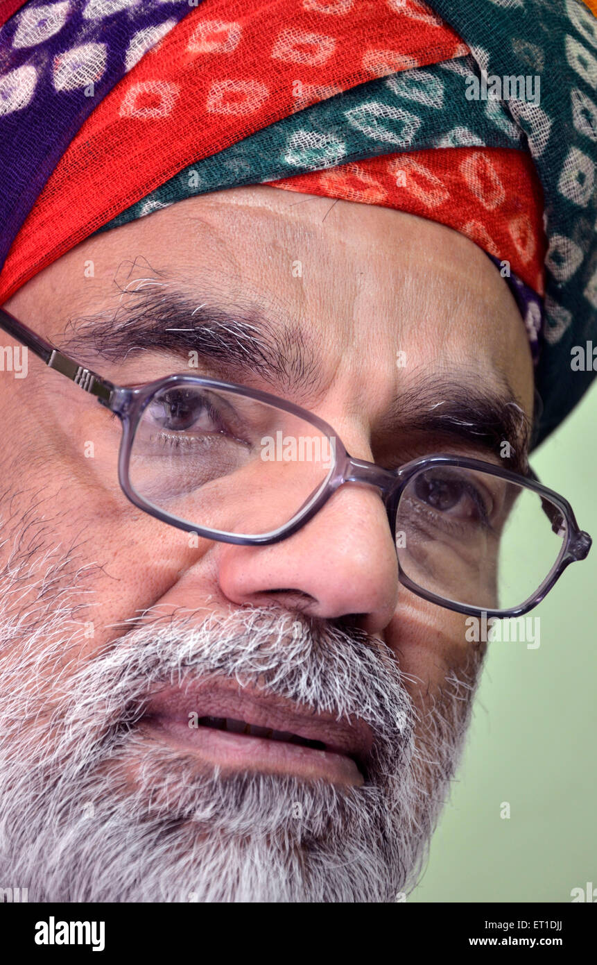 Mann trägt Rajasthani Turban Brille Jodhpur Rajasthan Indien Asien HERR#704 Stockfoto