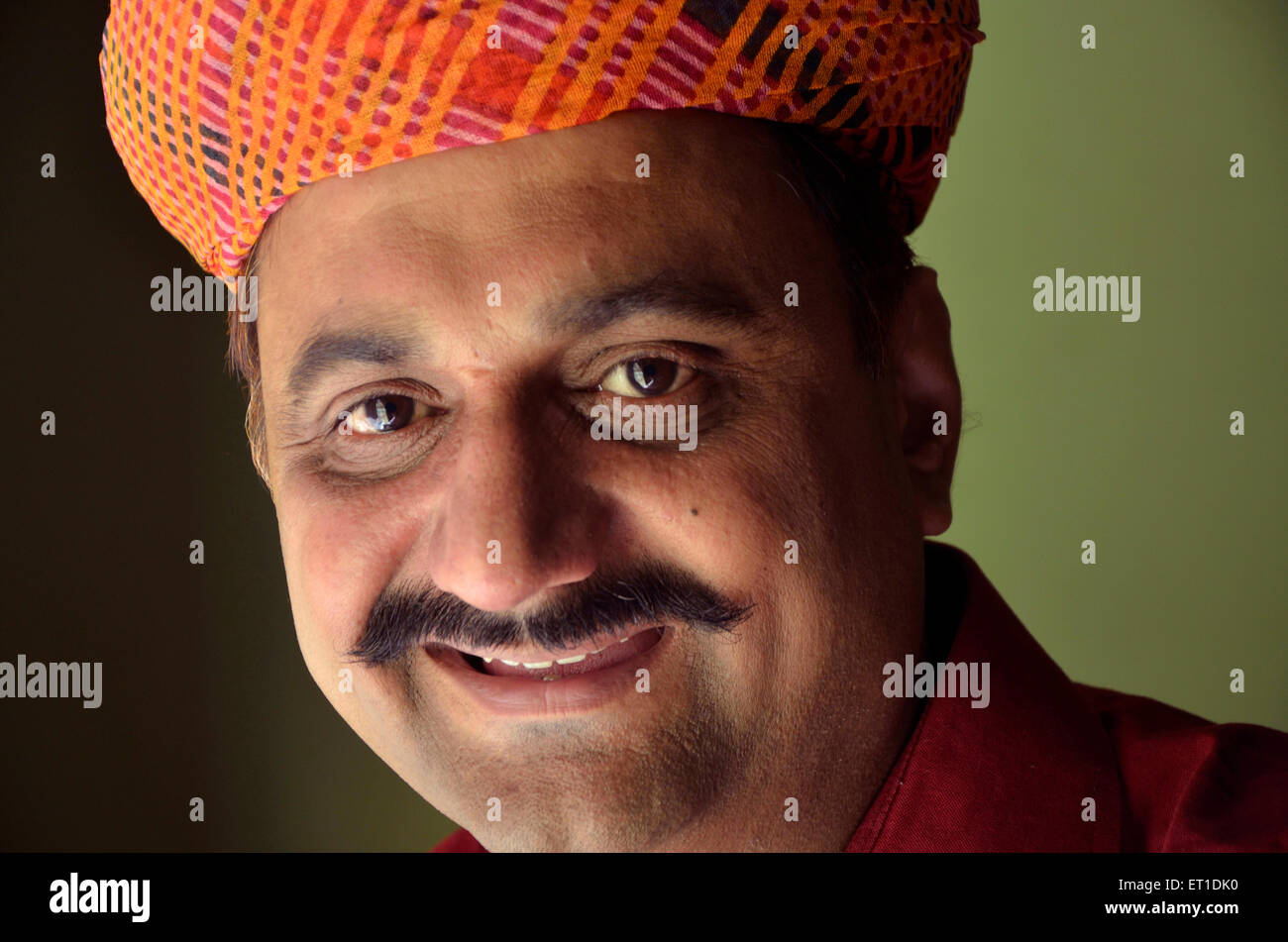 Mann trägt Rajasthani turban Jodhpur Rajasthan Indien Asien HERR#704 Stockfoto