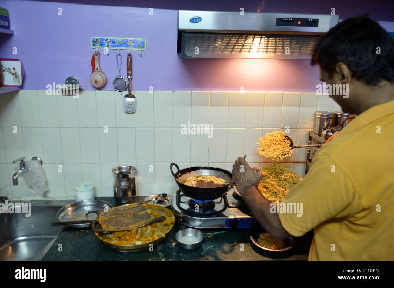 Mann, Braten Bhajiya Küche Herr #704 Jodhpur Rajasthan Indien Asien Stockfoto
