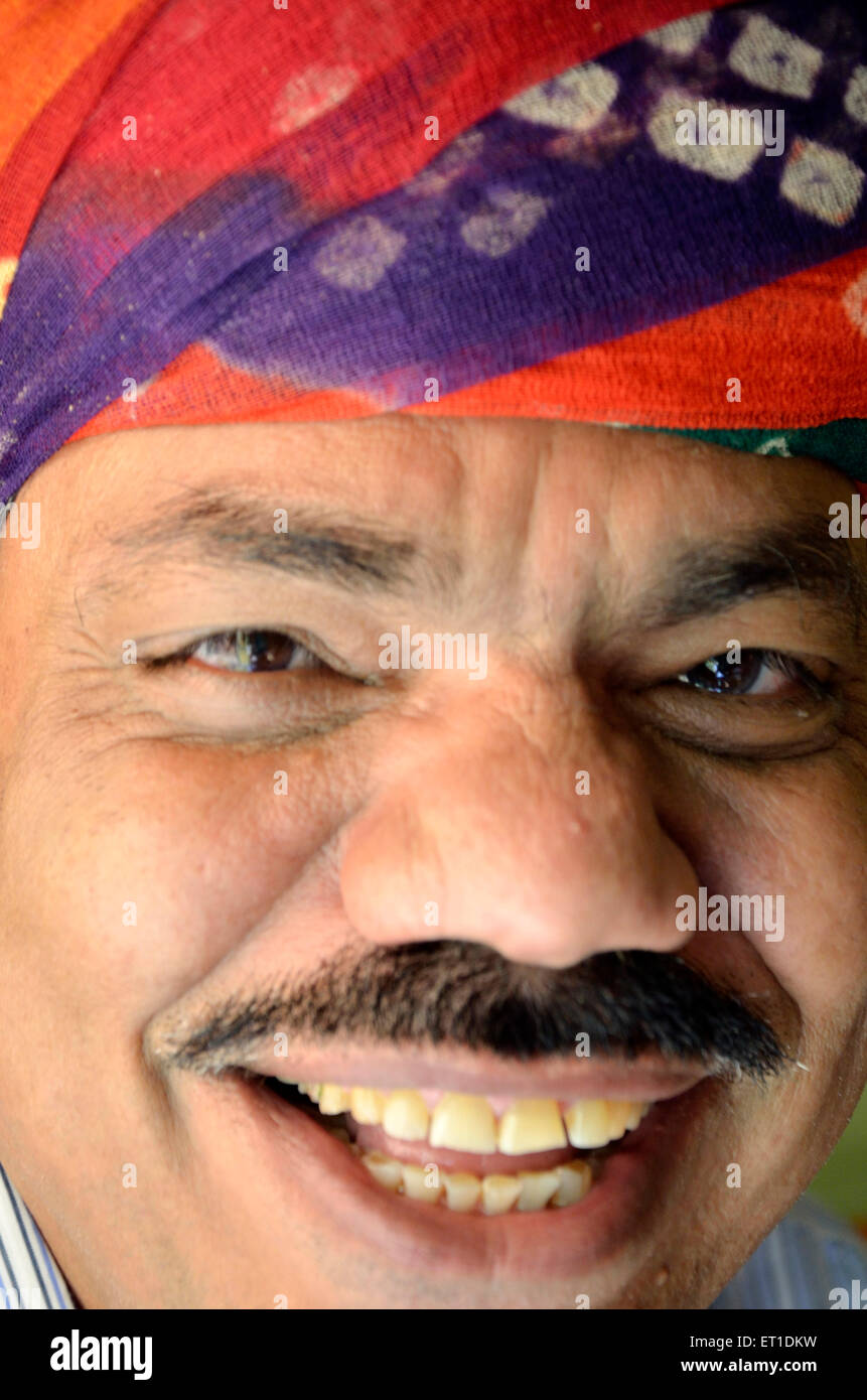 Mann trägt Rajasthani turban lachend Jodhpur Rajasthan Indien Asien HERR#704 Stockfoto