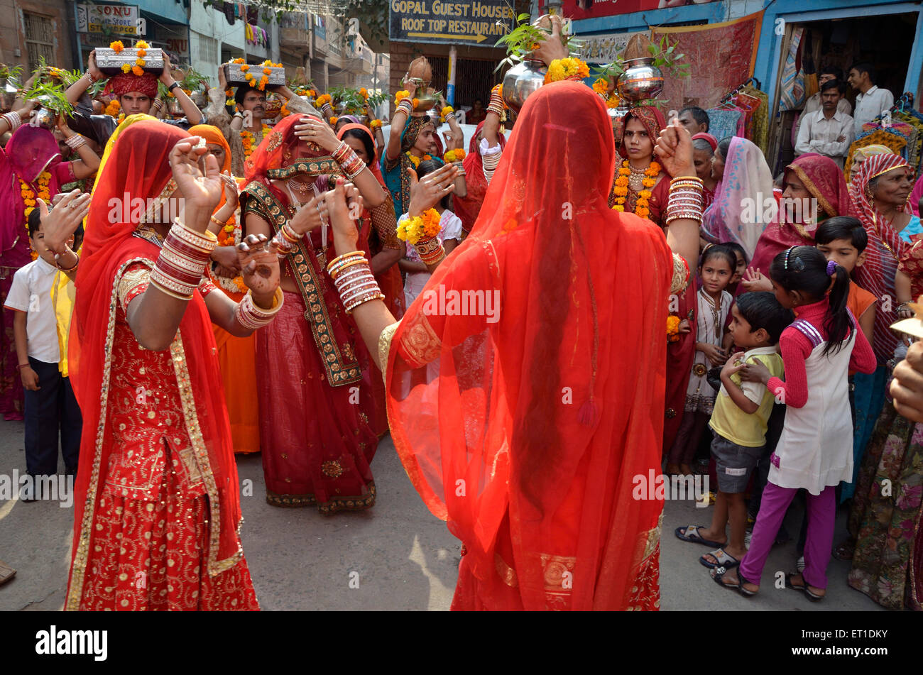 Frauen tanzen auf Straße Jodhpur Rajasthan Indien Asien Stockfoto