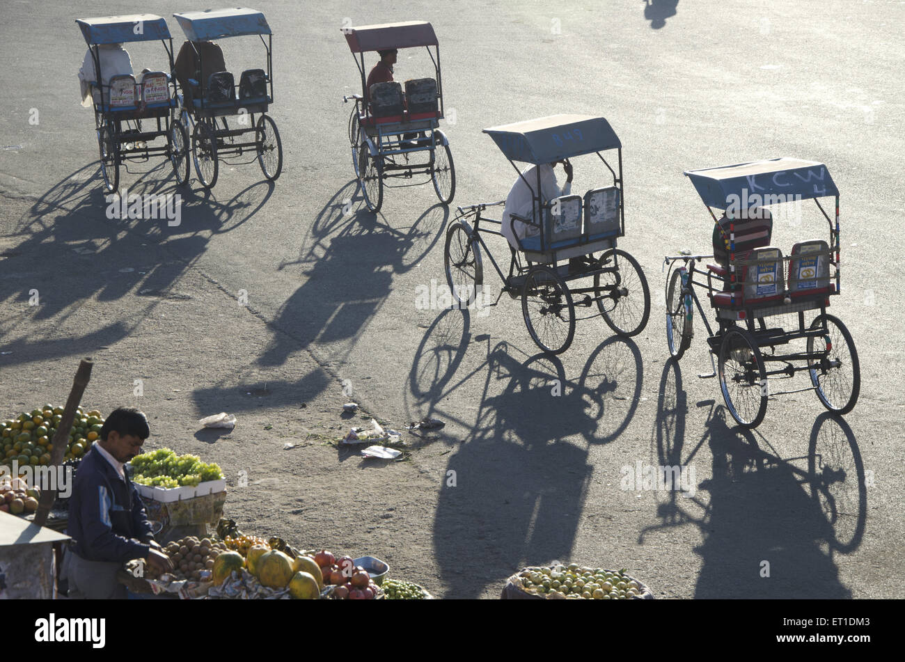 Fahrradrikschas in Jaipur in Rajasthan Indien unterwegs Stockfoto