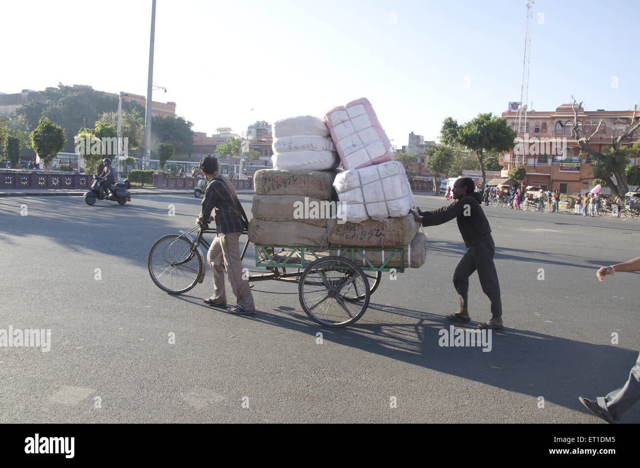 Rikschafahrer Fahrradrikscha in Jaipur in Rajasthan Indien ziehen Stockfoto