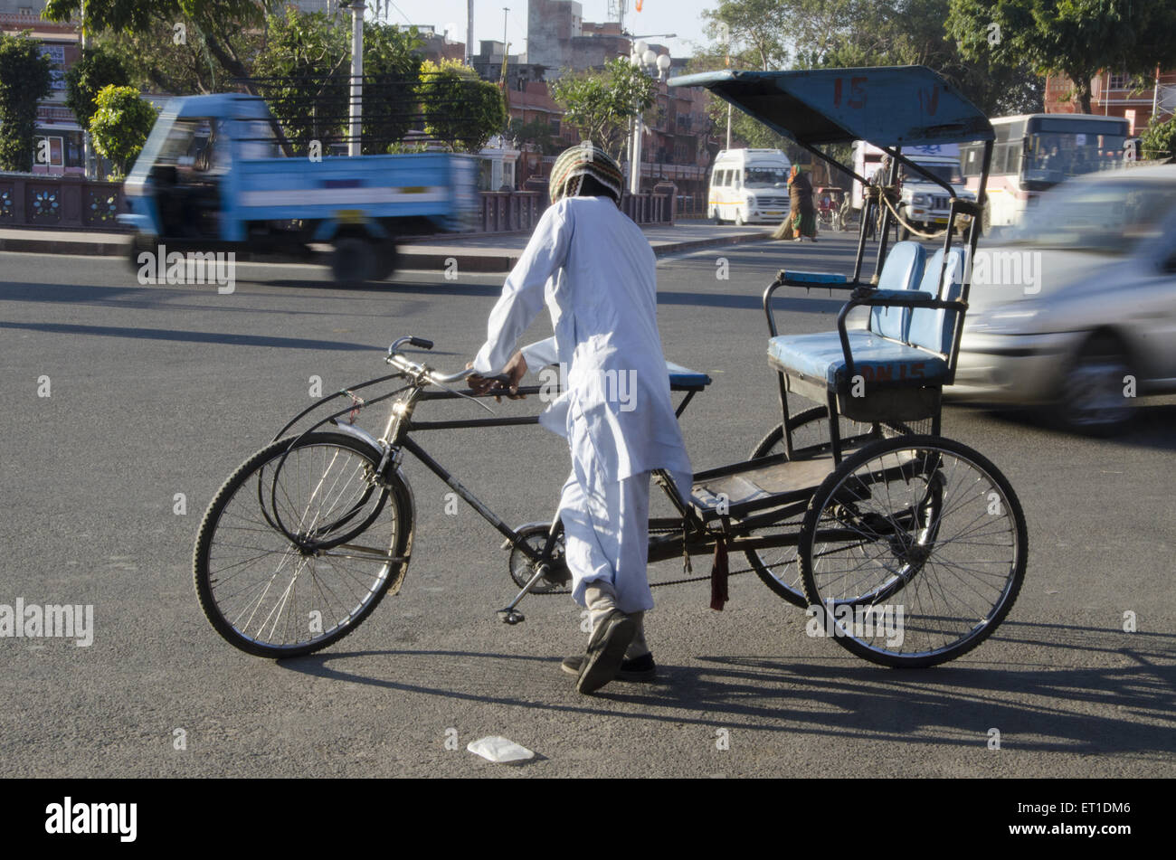 Zyklus-Rikscha-Fahrer in Jaipur in Rajasthan, Indien Stockfoto