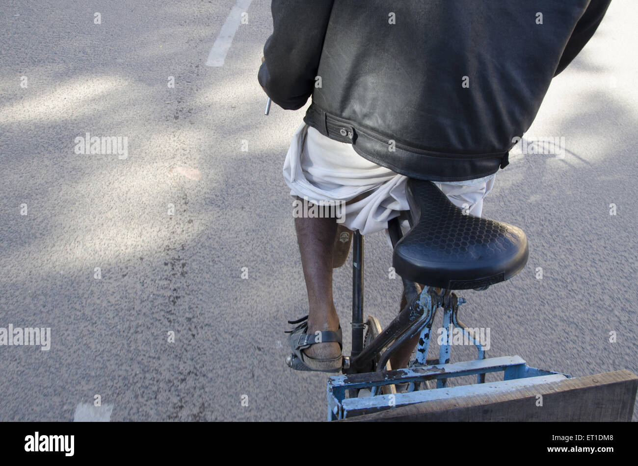 Rikscha-Fahrer Straßenfahrt Fahrradrikscha in Jaipur in Rajasthan, Indien Stockfoto