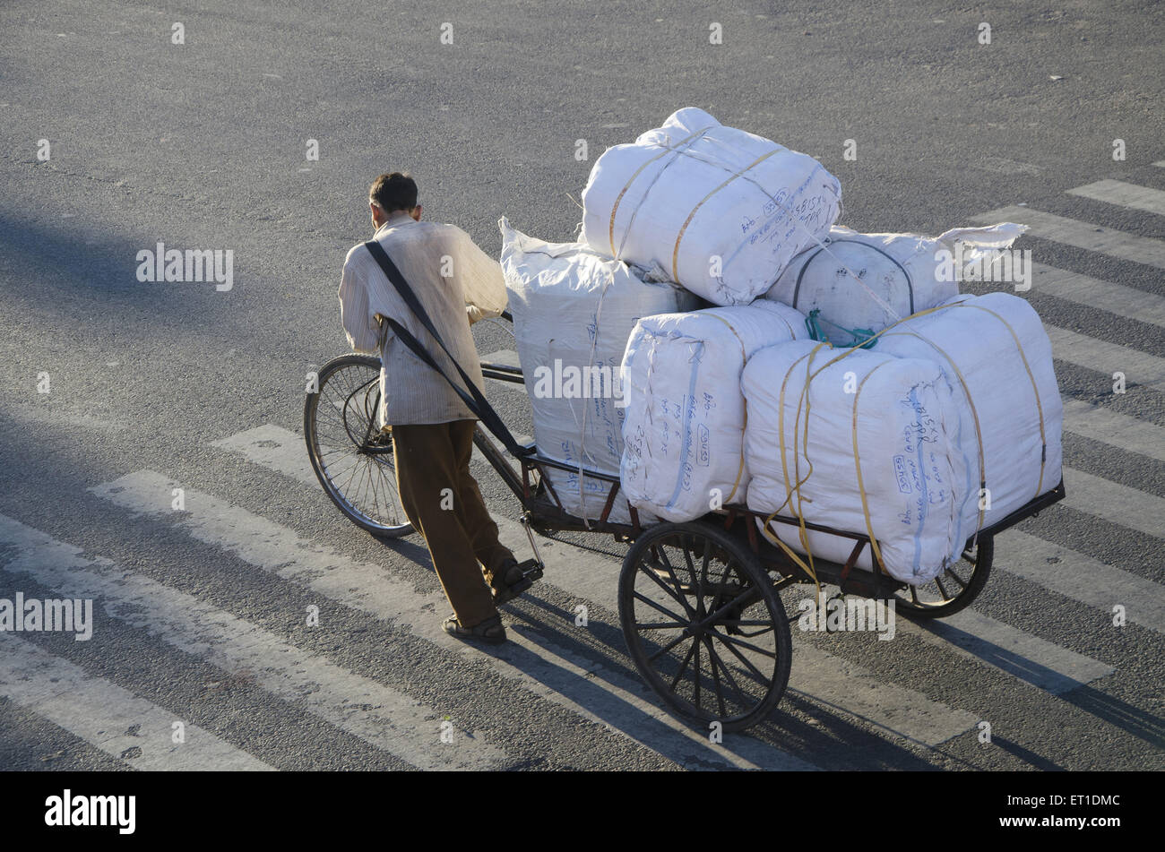 Rikscha-Fahrer ziehen Fahrradrikscha in Jaipur in Rajasthan, Indien Stockfoto