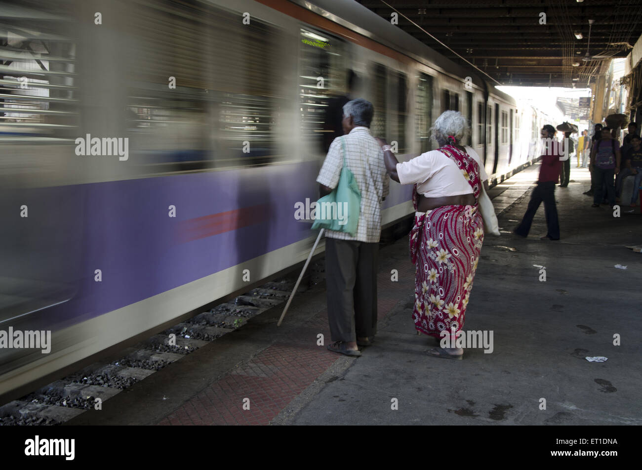 altes Ehepaar wartet Zug Mahalakshmi Bahnhof Mumbai Maharahtra Indien Stockfoto
