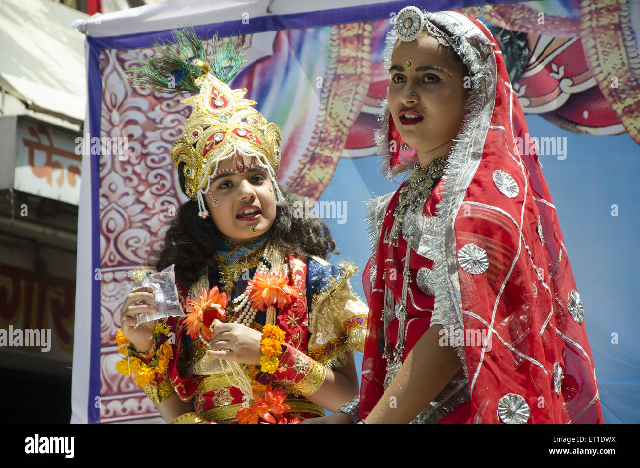 Junge und Mädchen in Fancy Dress Radha Krishna in ramanavami Prozession Jodhpur Rajasthan Indien Stockfoto