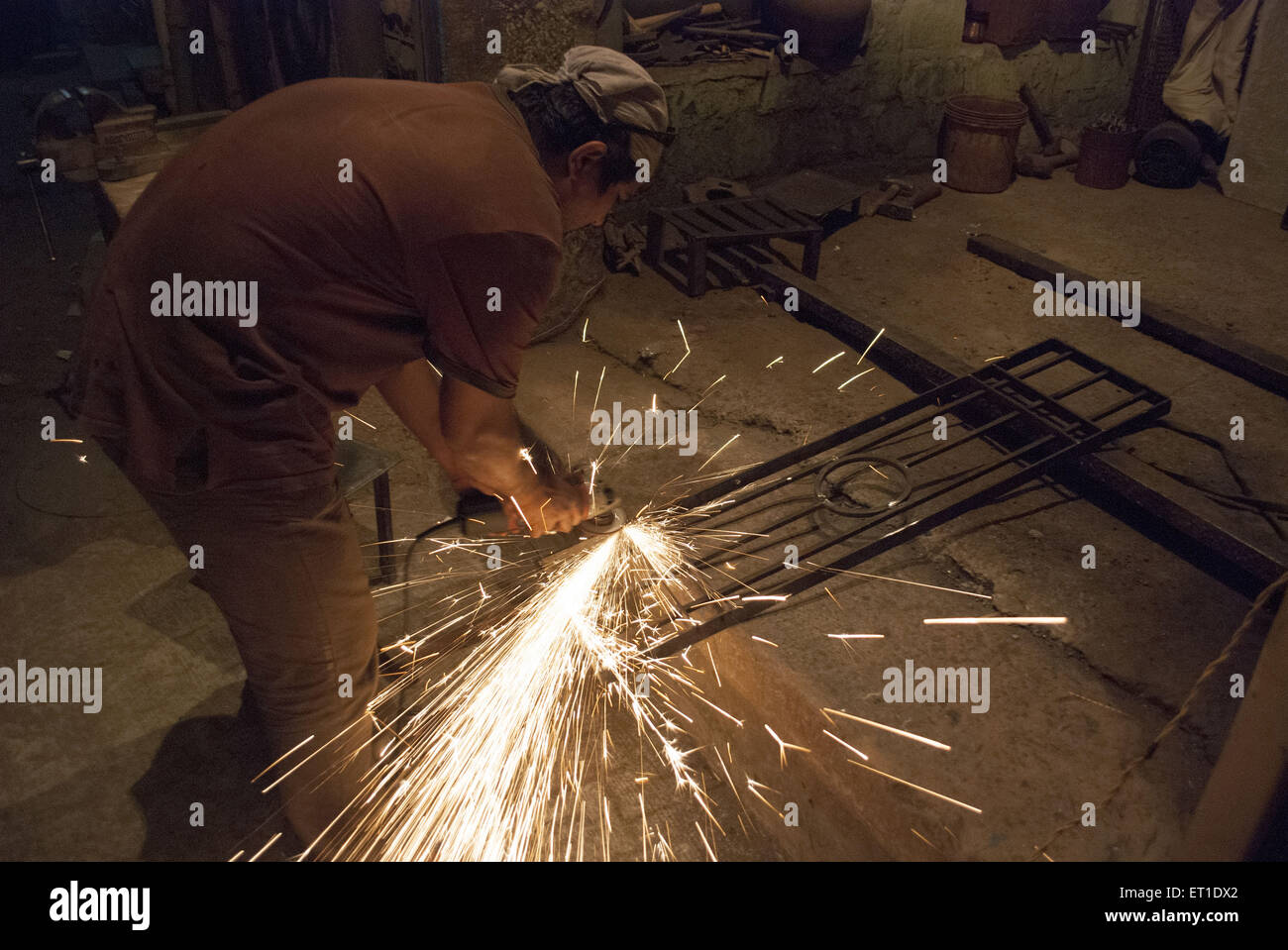 Mann, Schweißen von Eisen Artikel in Jodhpur in Rajasthan Indien Stockfoto
