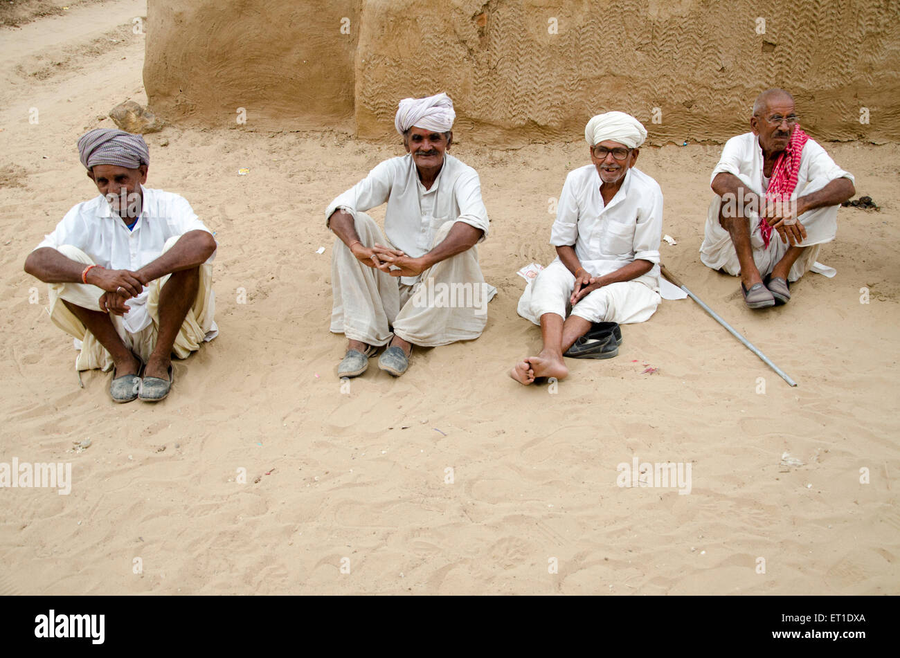 ältere Männer sitzen im Dorf Bikaner in Rajasthan Indien Asien Stockfoto