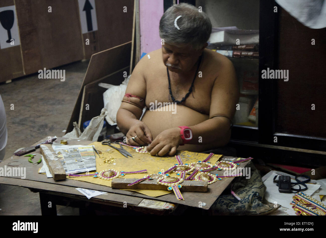 Künstler machen dekorative Artikel Durga Puja Kolkata West Bengal Indien Asien Stockfoto