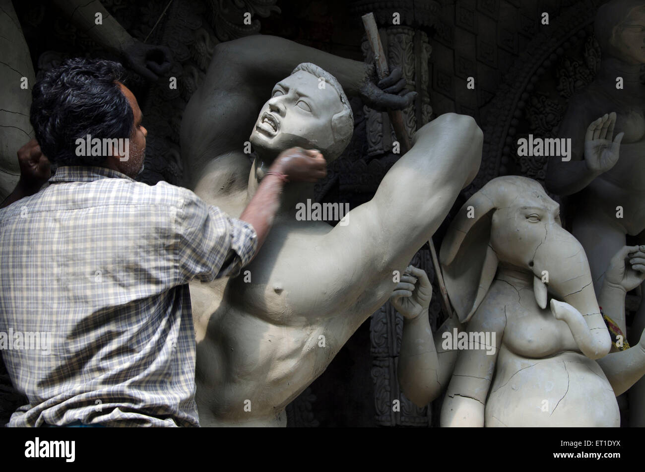 Bildhauer machen Lehm Idol der Dämon Durga Puja Kolkata West Bengal Indien Asien Stockfoto