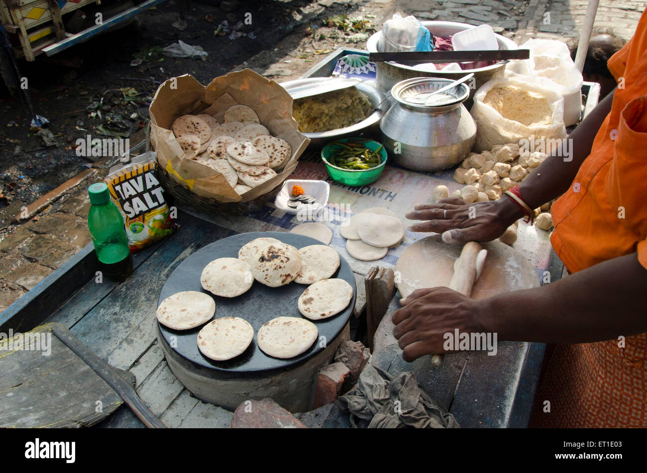 Mann, die Herstellung von Brot auf Straße Kolkata West Bengal Indien Asien Stockfoto