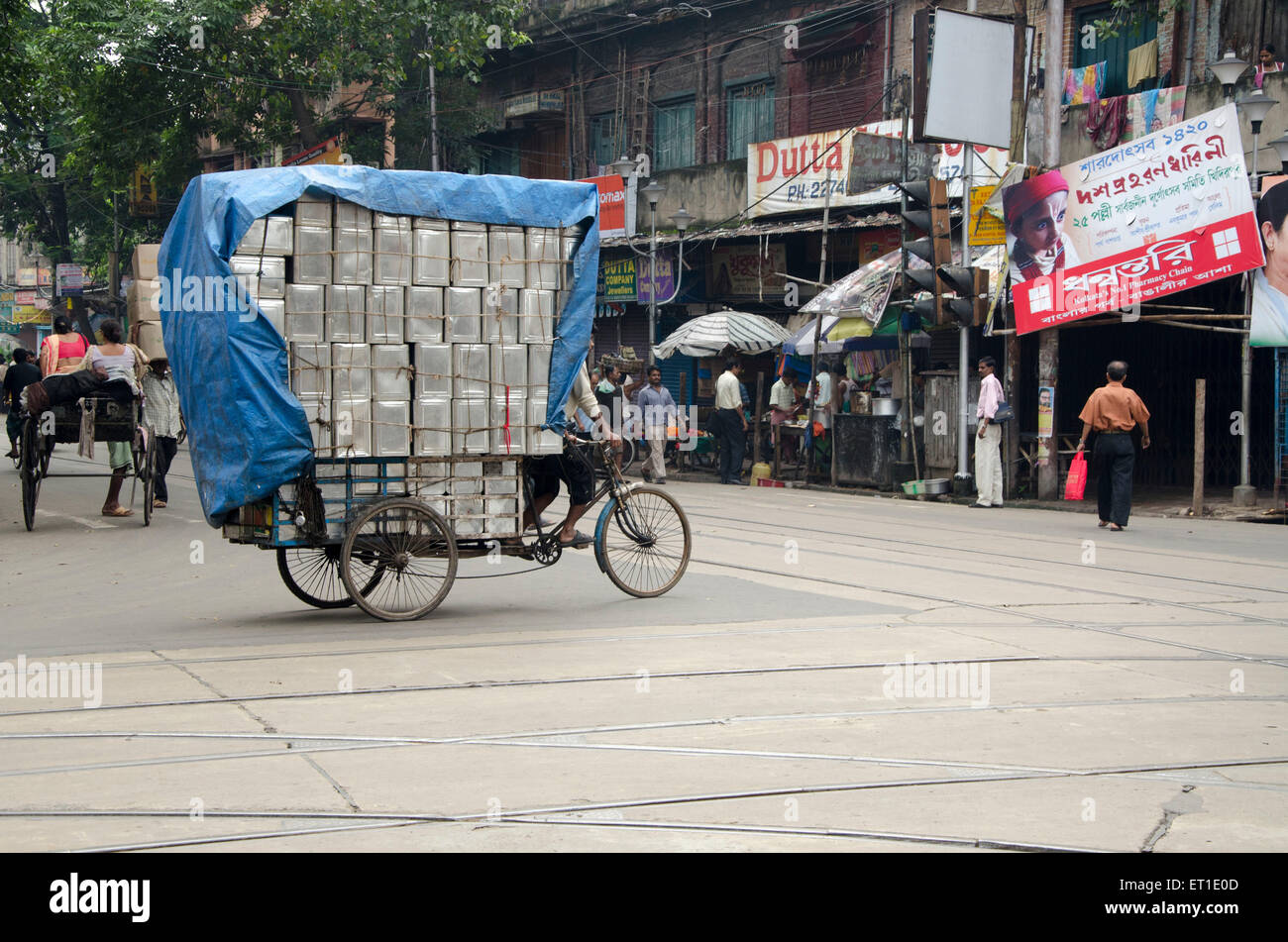Mann mit Zinn Kanister auf Zyklus Rikscha Kalkutta West Bengal Indien Asien Stockfoto