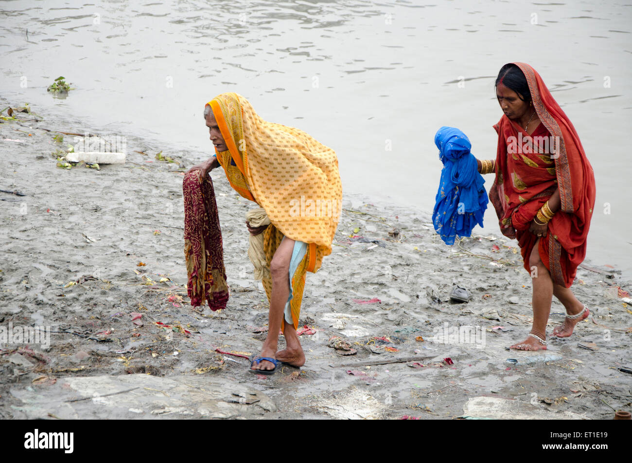 Frauen nach heiliges Bad im Hooghly River Kolkata West Bengal Indien Asien Stockfoto