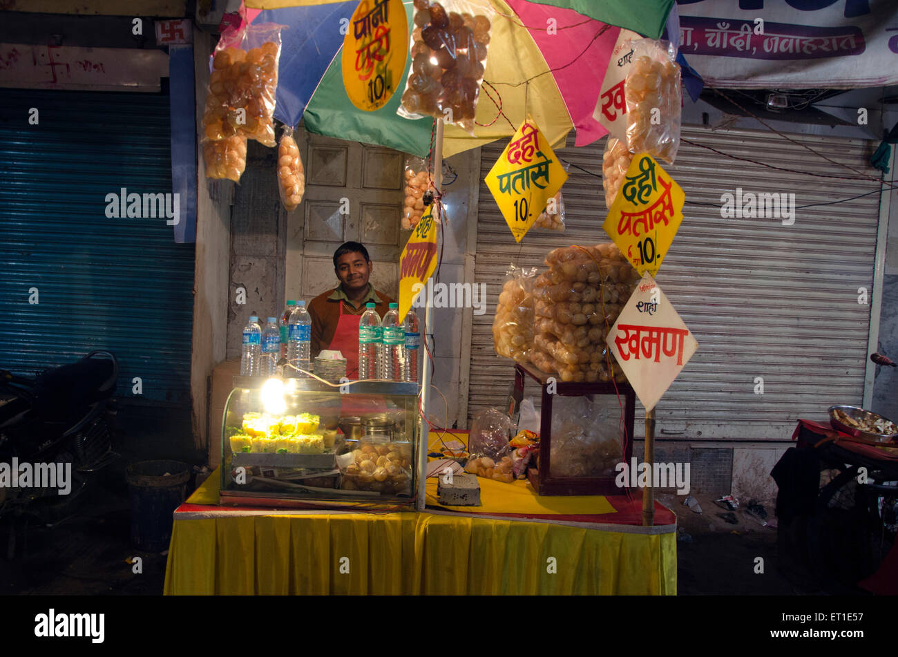 Pani Puri Stall in der Nacht Sarafa Bazaar Indore Madhya Pradesh Indien Asien Stockfoto