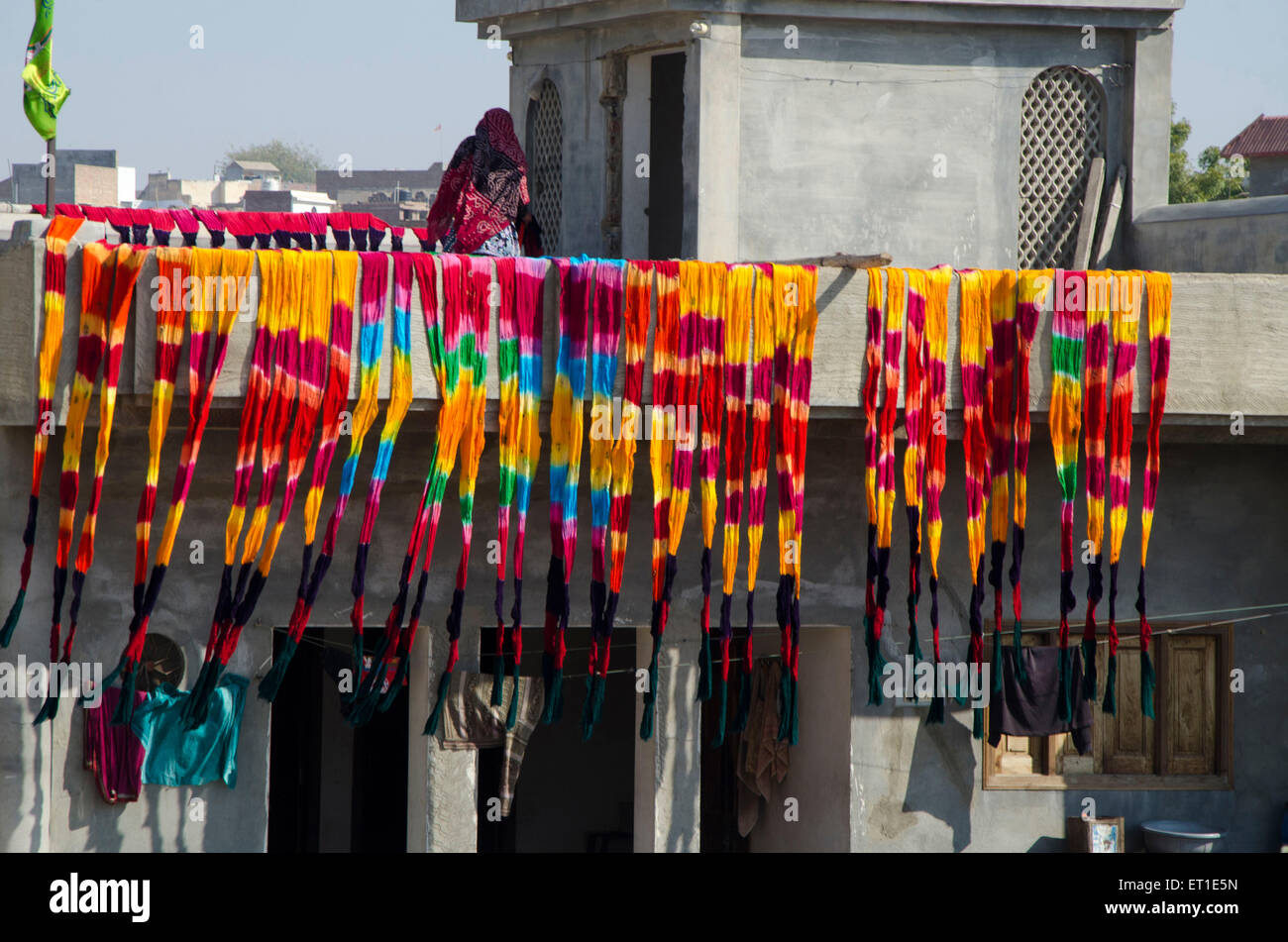 Bunt bedruckt Chunnis trocknen in Balkon Bikaner Rajasthan Indien Asien Stockfoto