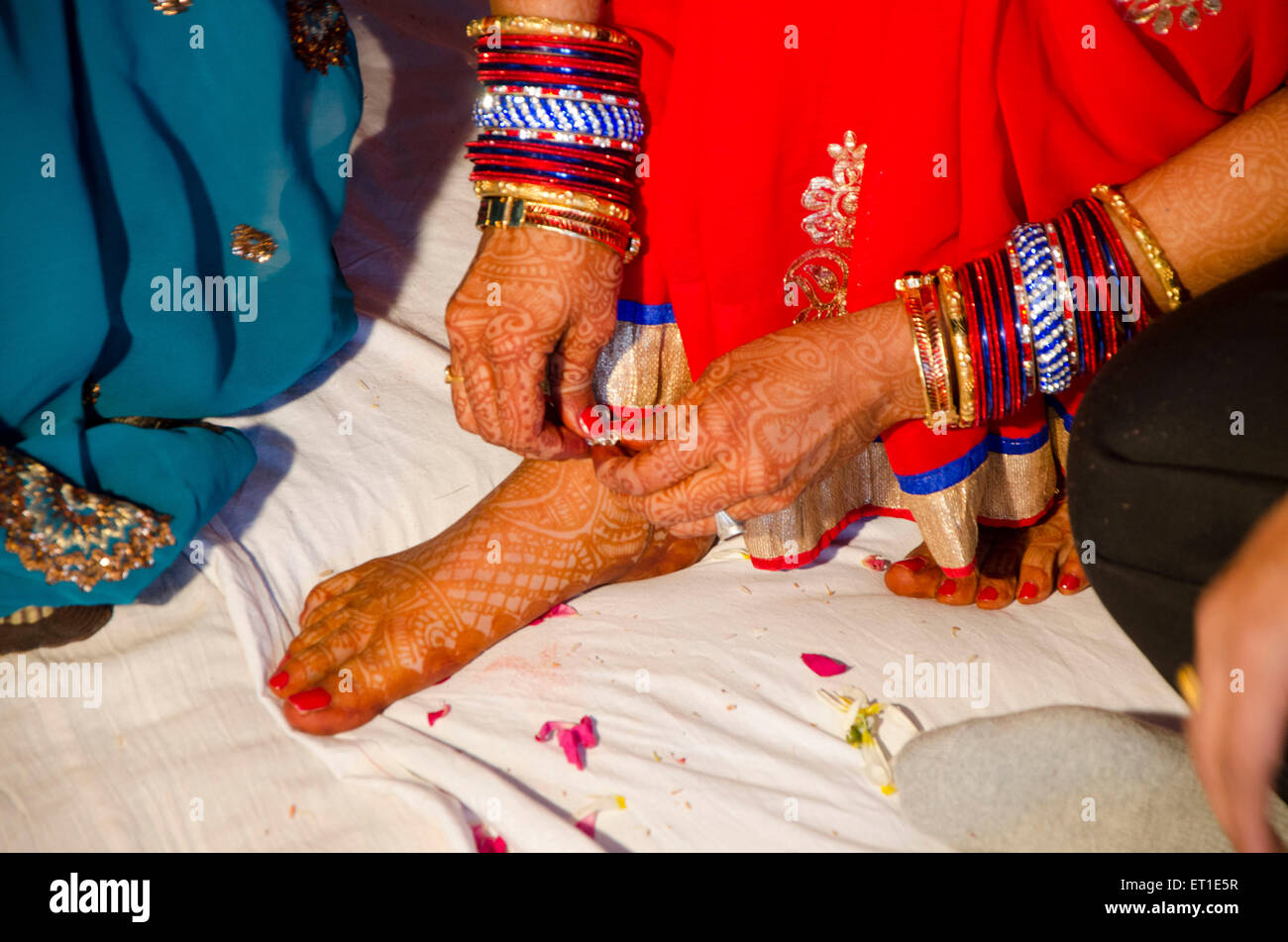 Braut binden Silber Fußkettchen in Füßen Bikaner Rajasthan Indien Asien Stockfoto