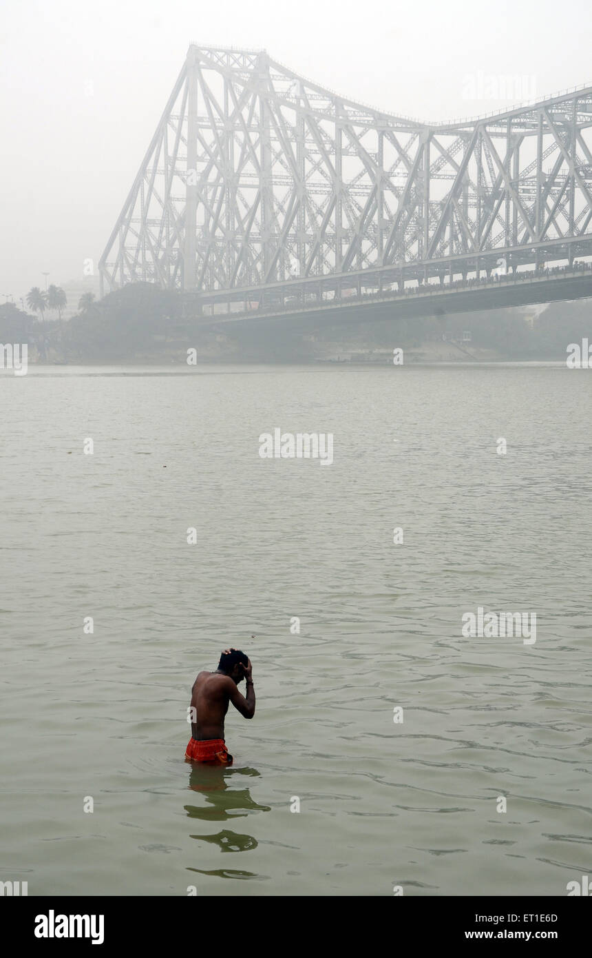 Mann Baden im Fluss Hooghly Kolkata West Bengal Indien Asien Stockfoto
