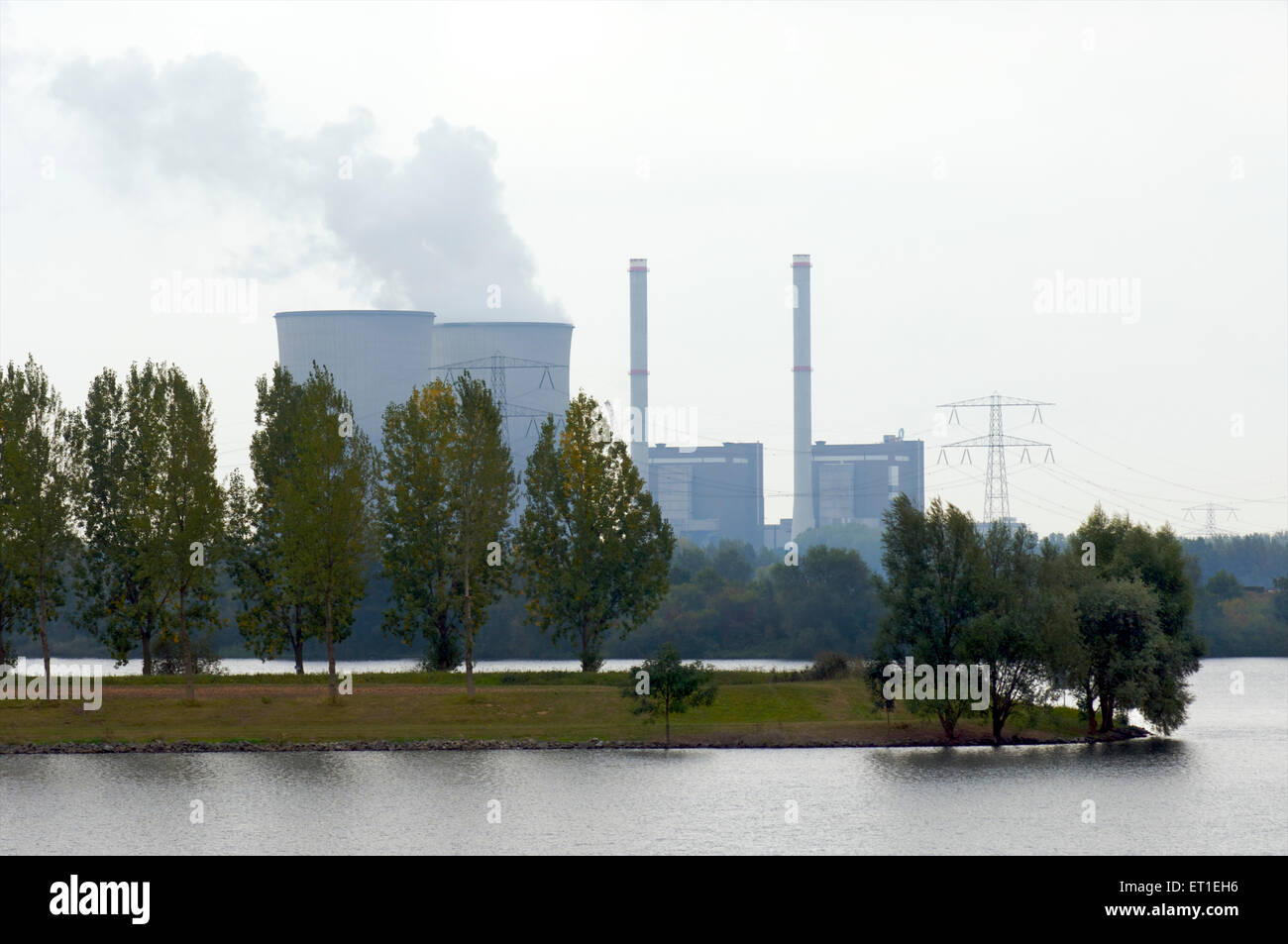 Claus Power Plant in Landschaft mit groen Khltrmen in Maasbracht in  Limburg, Niederlande Stockfotografie - Alamy