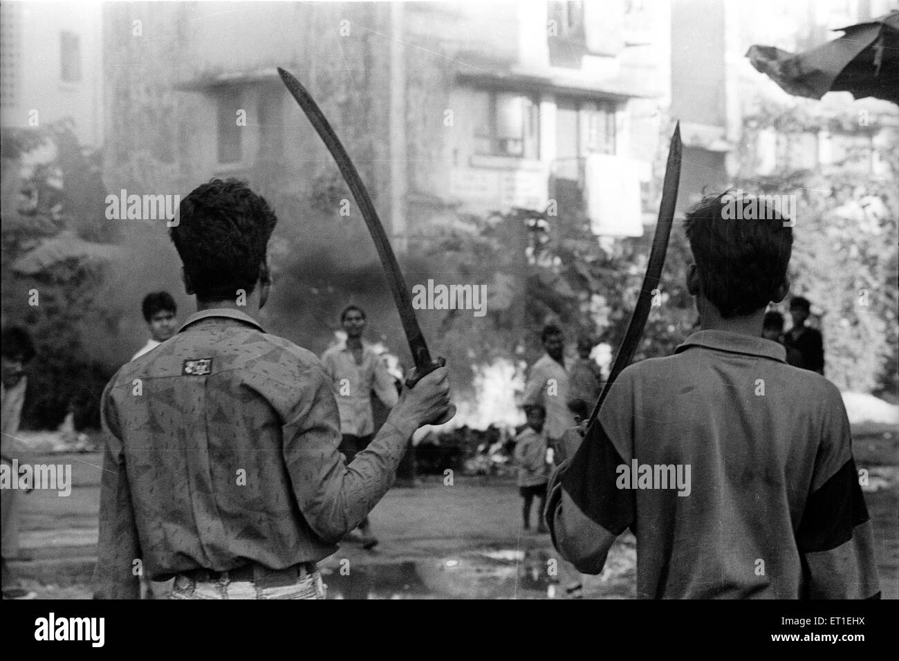 Indische Gemeindeaufstände Hindu-muslimische Krawalle Männer tragen Schwerter Bombay Mumbai Maharashtra Indien Asien altes Jahr1900er-Bild Stockfoto