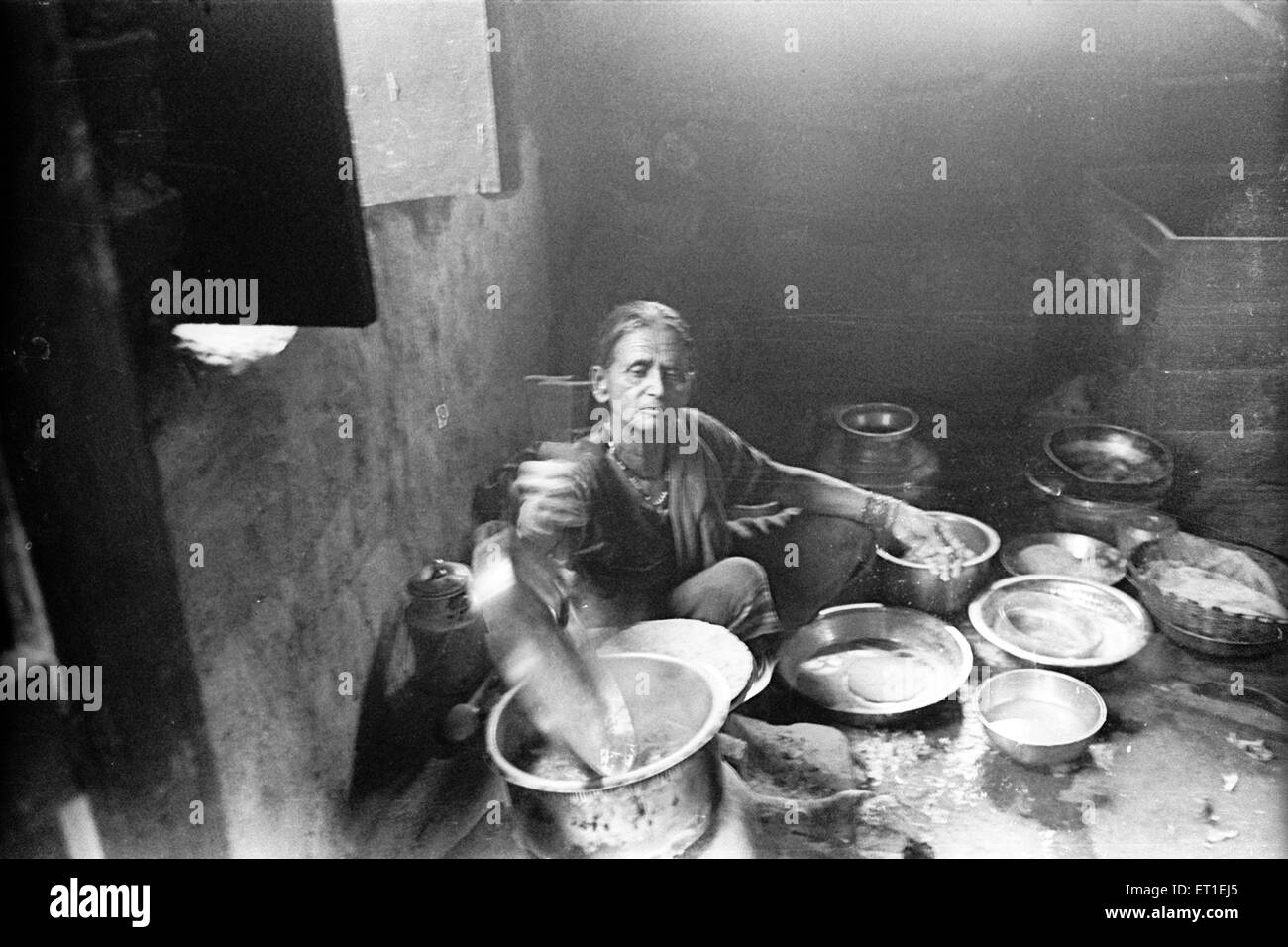 Frauen arbeiten in Küche; Modnib; Maharashtra; Indien nicht Herr Stockfoto