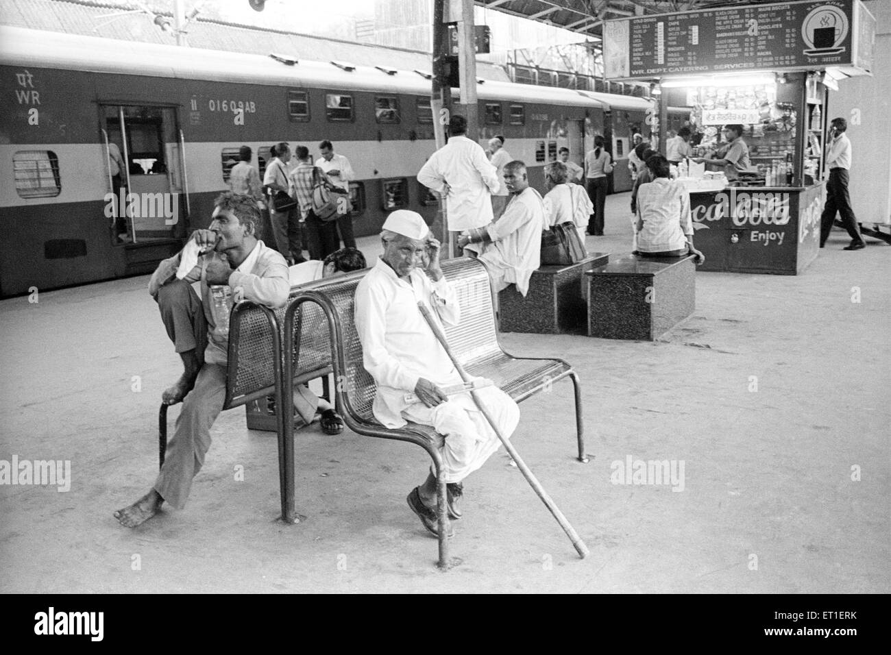 Szene am Bahnhof Charni Road; Bombay Mumbai; Maharashtra; Indien nicht Herr Stockfoto