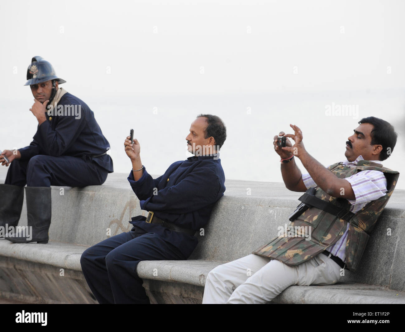 Feuerwehr Mann Polizist Marine Drive; Oberoi Trident Hotel Terroranschlag Deccan Mudschaheddin 26. 2008 in Mumbai Stockfoto