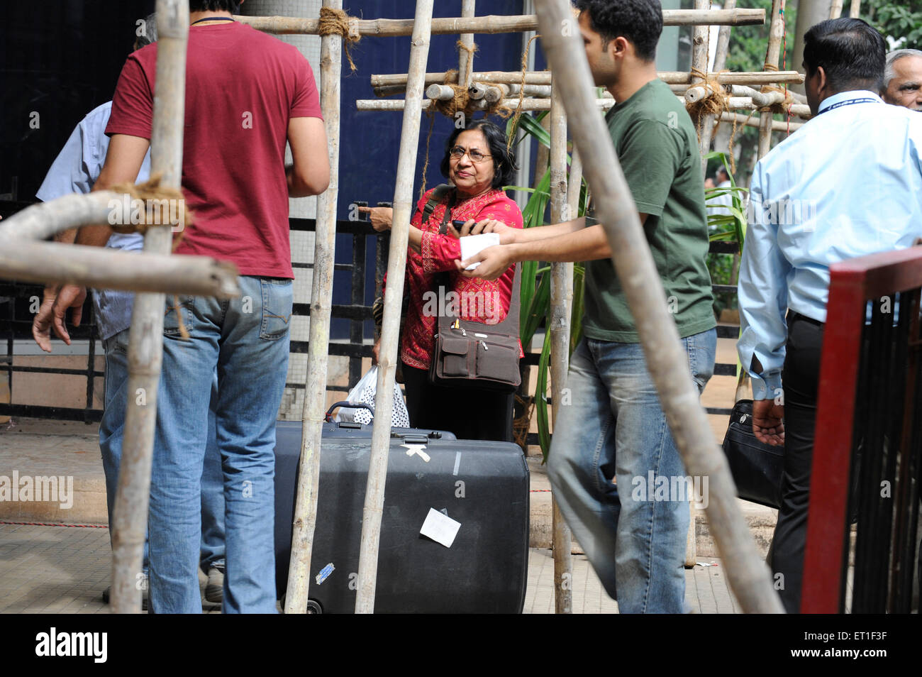 Entflohene Geisel von Oberoi Trident Hotel; nach dem Terroranschlag von Deccan Mudschaheddin am 26. November 2008 in Bombay Stockfoto