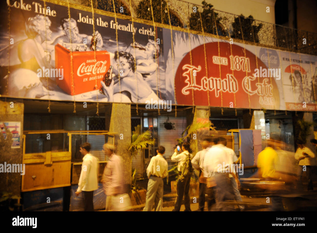 Personen außerhalb der Leopold Cafe; nach dem Terroranschlag von Deccan Mudschaheddin am 26. November 2008 in Bombay Stockfoto