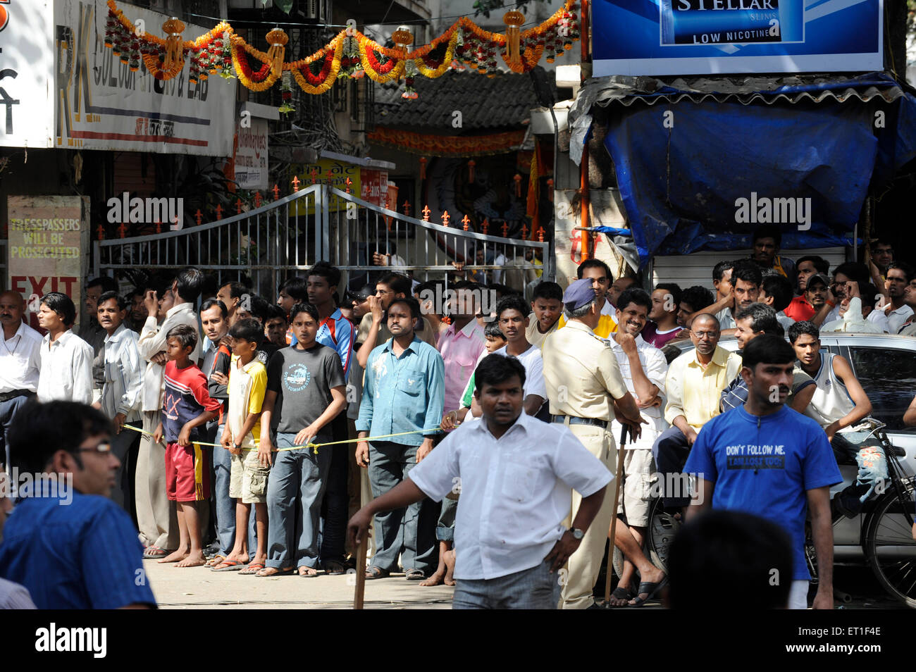 Menschenmenge vor dem Haus Nariman; nach dem Terroranschlag von Deccan Mudschaheddin am 26. November 2008 in Bombay Mumbai Stockfoto