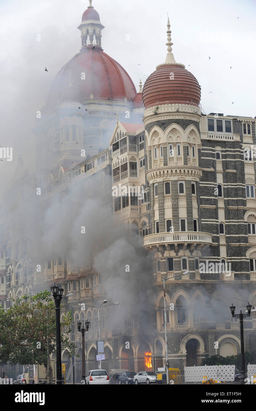 Feuer im Taj Mahal Hotel; nach dem Terroranschlag von Deccan Mudschaheddin am 26. November 2008 in Bombay Stockfoto