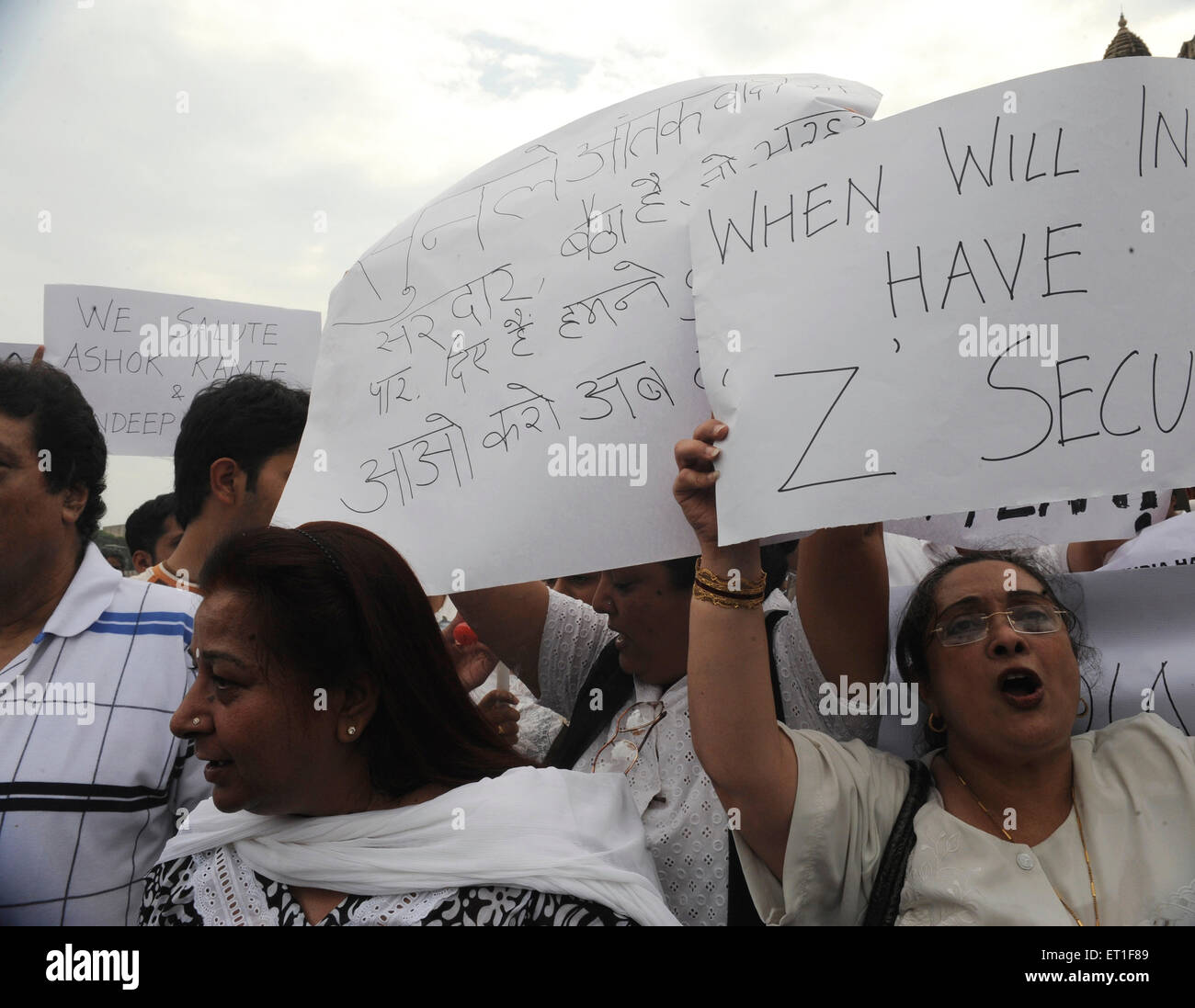 Demonstranten Banner vor dem Taj Mahal Hotel; nach dem Terroranschlag von Deccan Mudschaheddin am 26. November 2008 in Bombay Stockfoto
