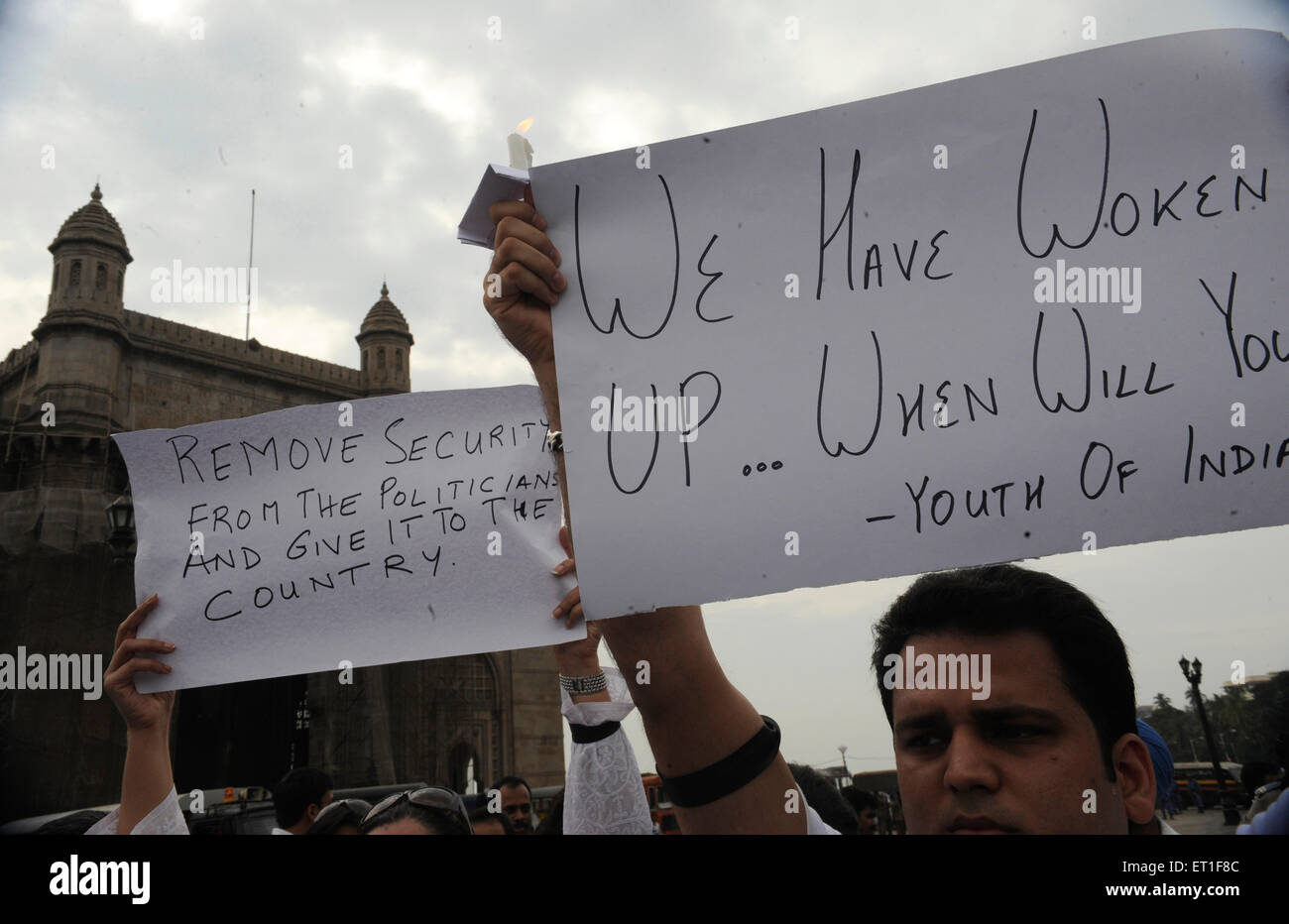 Demonstranten Banner vor dem Taj Mahal Hotel; Terroranschlag von Deccan Mudschaheddin am 26. November 2008 in Bombay Stockfoto