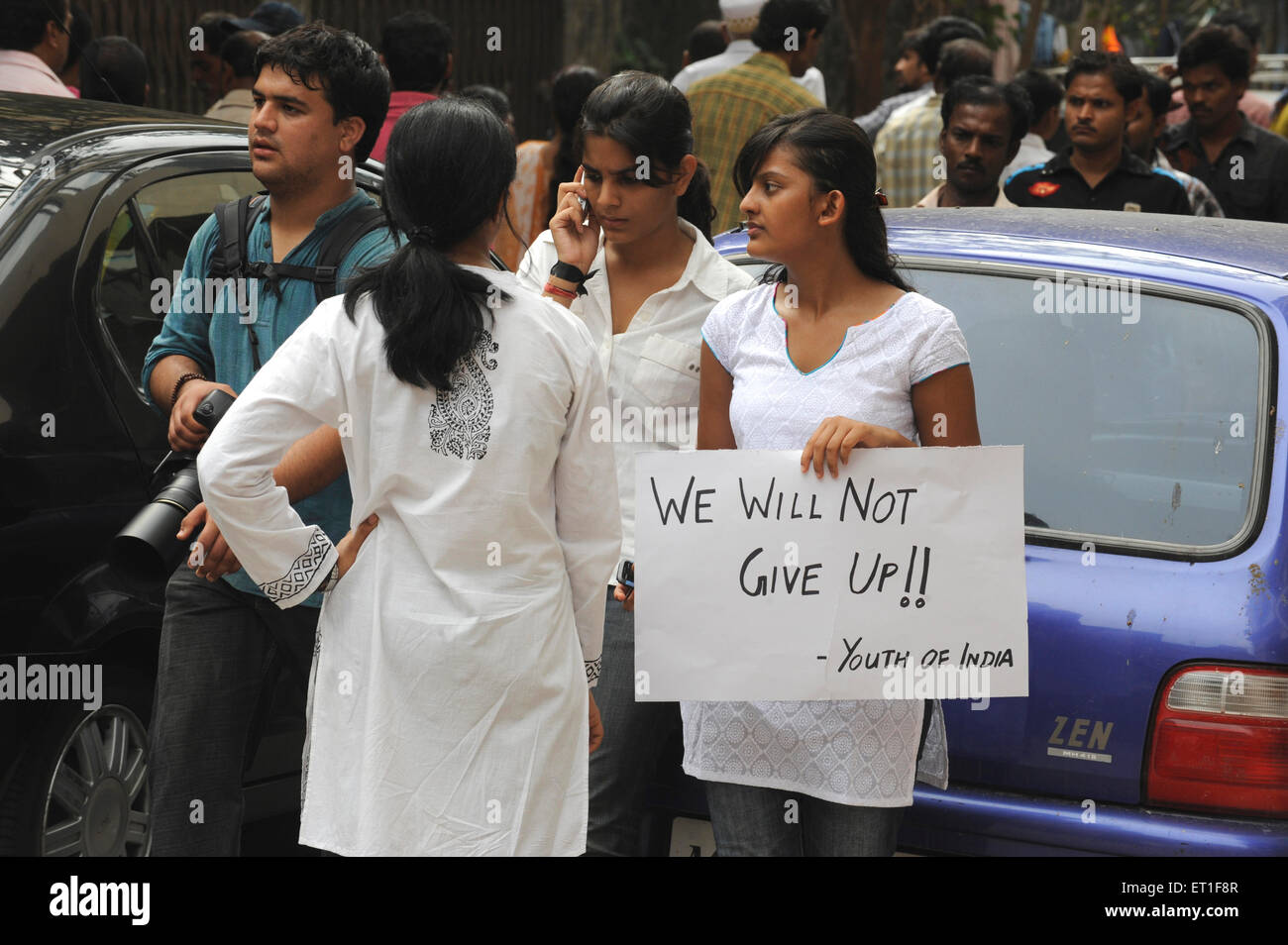 Demonstranten mit Banner vor dem Taj Mahal Hotel; nach dem Terroranschlag von Deccan Mudschaheddin am 26. November 2008 in Bombay Stockfoto