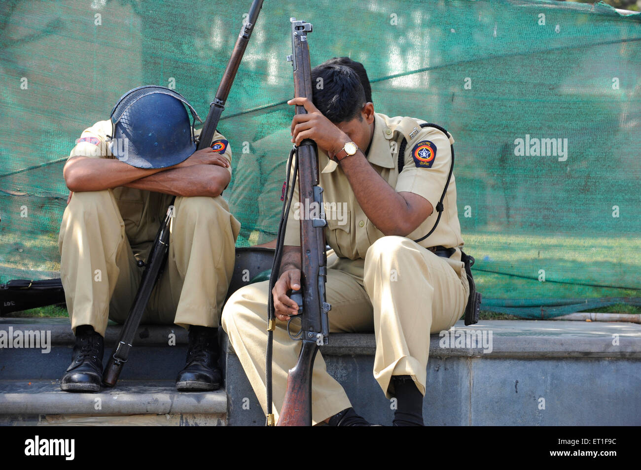 Müden Polizisten; nach dem Terroranschlag von Deccan Mudschaheddin am 26. November 2008 in Bombay Mumbai; Maharashtra; Indien Stockfoto