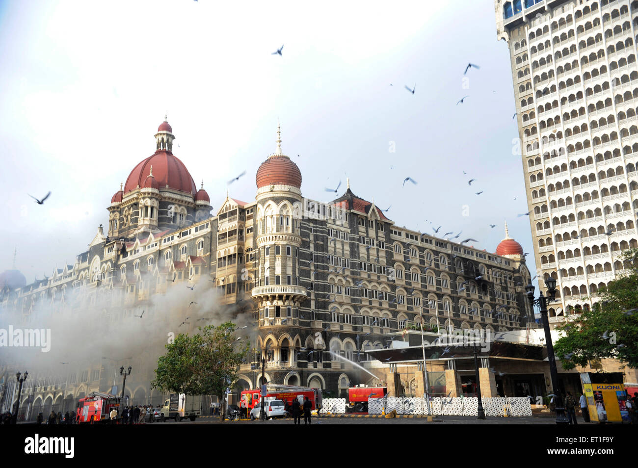 Feuer im alten Flügel des Taj Mahal Hotel; nach dem Terroranschlag von Deccan Mudschaheddin am 26. November 2008 in Bombay Stockfoto