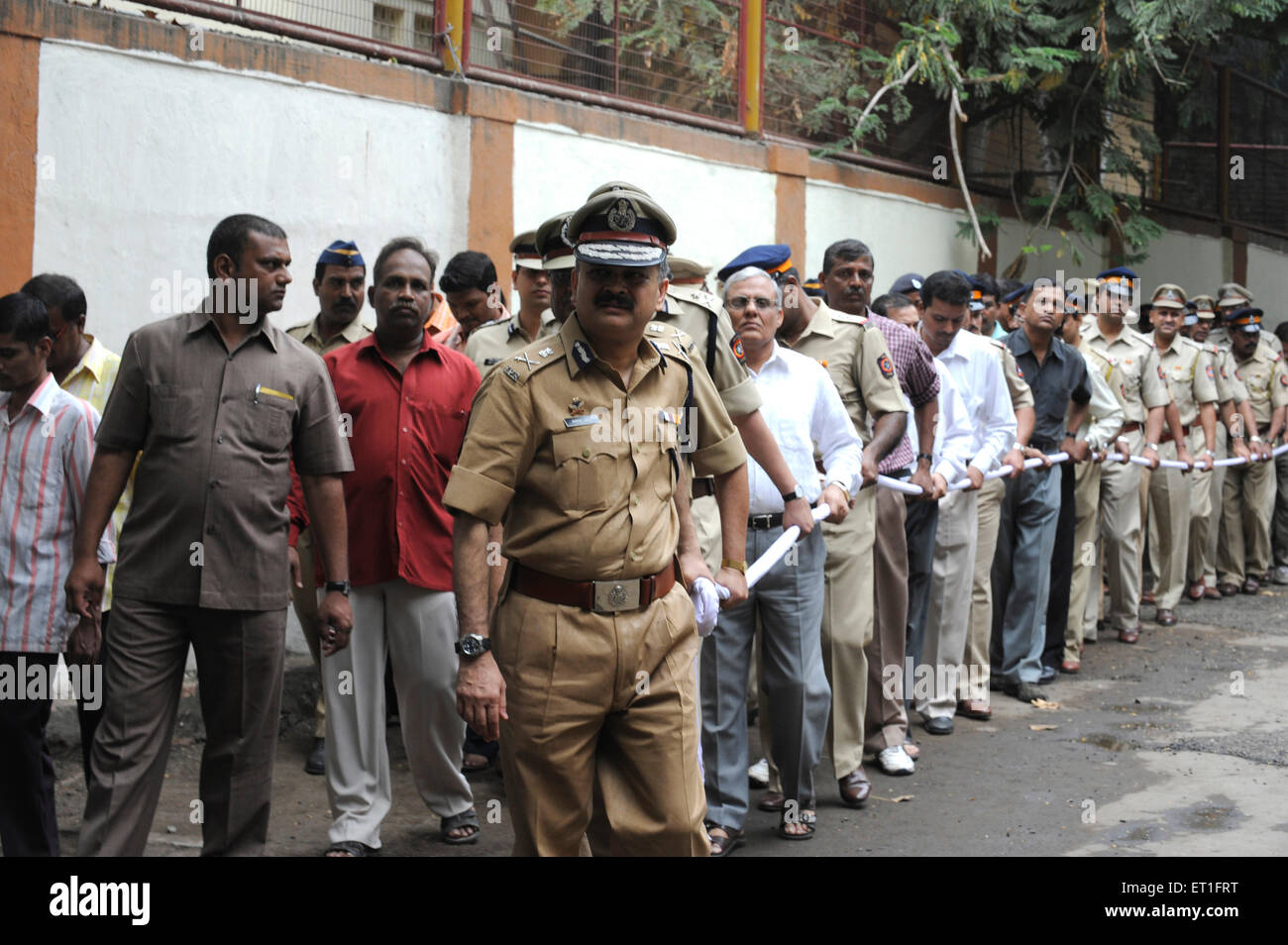 Hindu-Trauerfeier, Menschen ziehen Wagen, Hemant Karkare, Chief Anti Terrorism Squad, tötete 2008 Mumbai Terroranschlag, Bombay, Indien Stockfoto