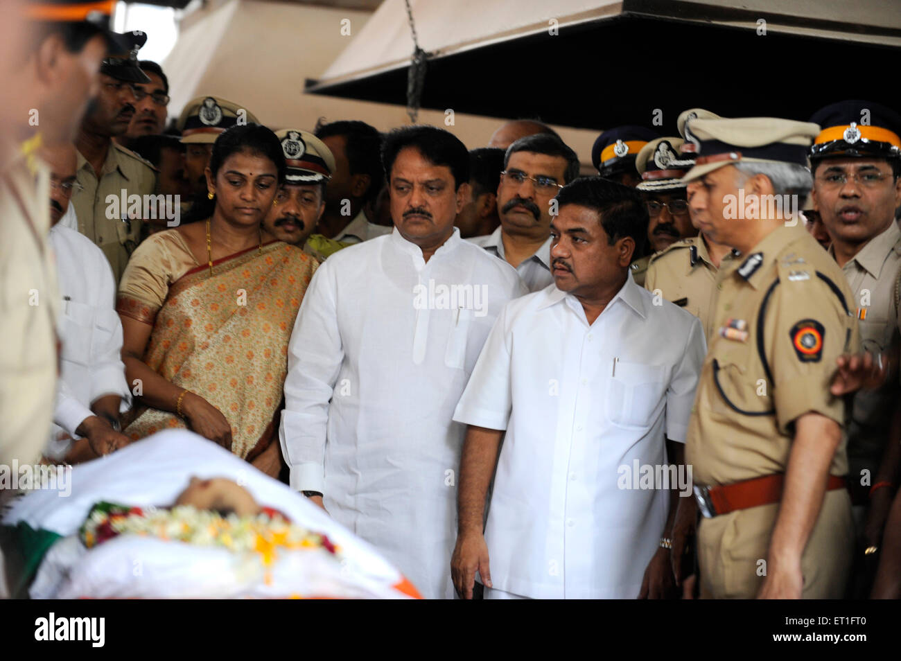 Chief Minister Vilasrao Deshmukh Chief Minister R.R. Patil Beerdigung Anti-Terrorismus-Chief Hemant Karkare Terroranschlag Mumbai Stockfoto