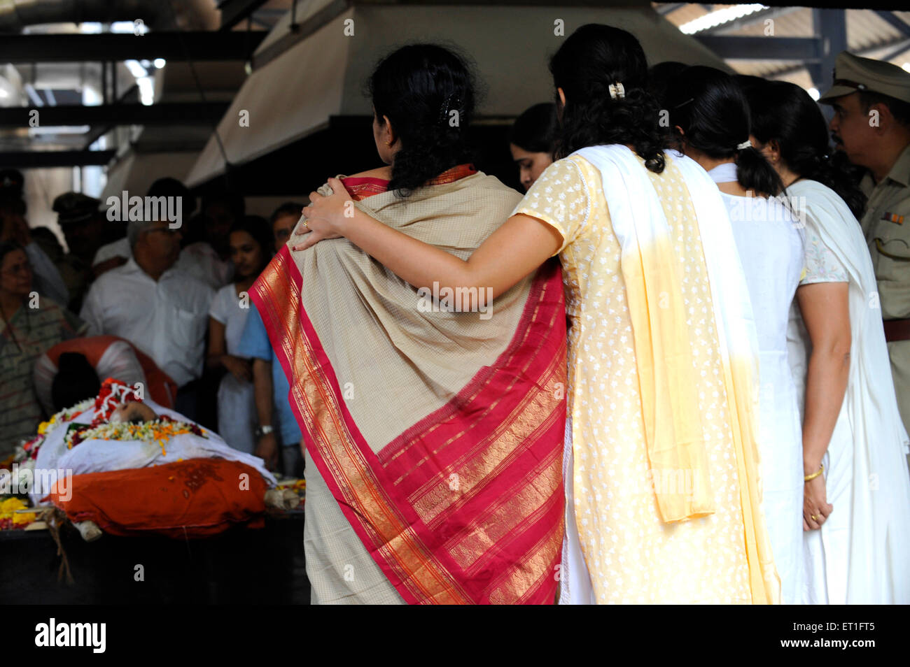Hindu-Trauerfeier, Ehefrau Kavita, Tochter Jui, Hemant Karkare, Chief Anti Terrorism Squad, tötete 2008 Terroranschlag in Mumbai, Bombay, Indien Stockfoto