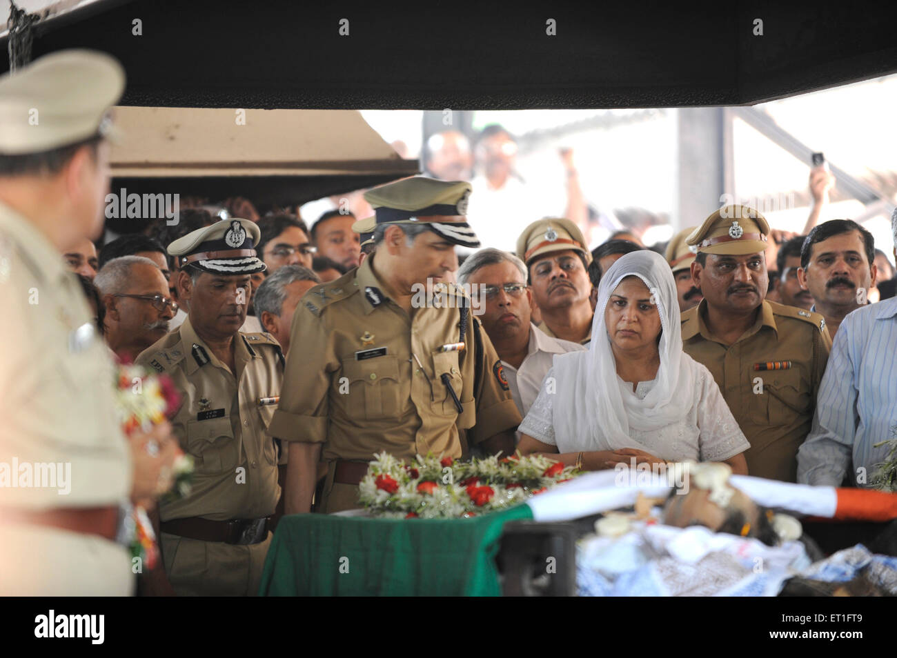 Hasan Gafoor A. N. Roy bei der Hindu-Beerdigungszeremonie tötete Hemant Karkare, Chief Anti Terrorism Squad, 2008 Terroranschläge in Mumbai, Indien Stockfoto