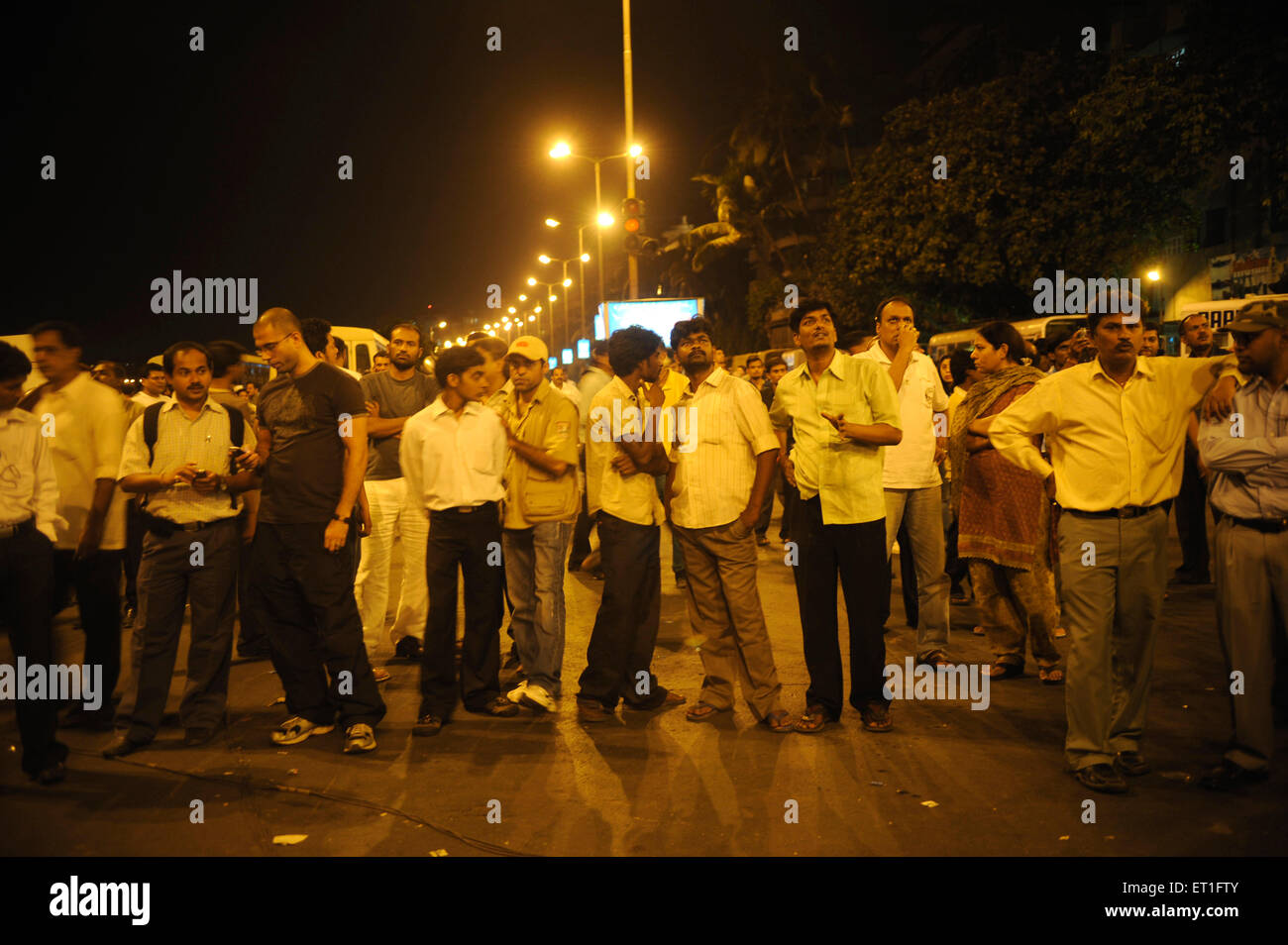 2008 Bombay-Angriffe, neugierige Menschen vor Oberoi Hotel, Trident Hotel, Nariman Point, Marine Drive, Bombay, Mumbai, Maharashtra, Indien Stockfoto