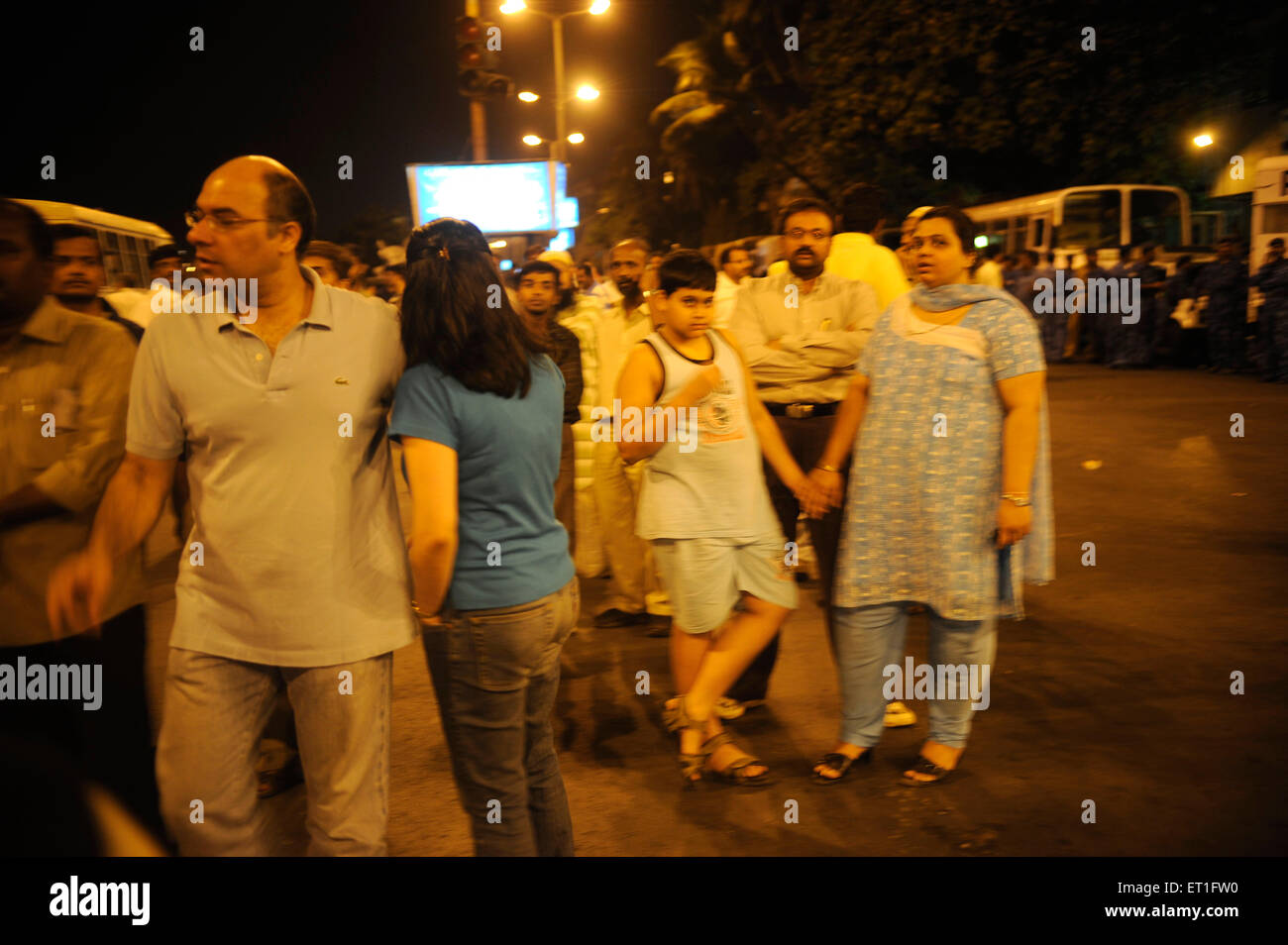 2008 Bombay-Angriffe, neugierige Menschen vor Oberoi Hotel, Trident Hotel, Nariman Point, Marine Drive, Bombay, Mumbai, Maharashtra, Indien Stockfoto