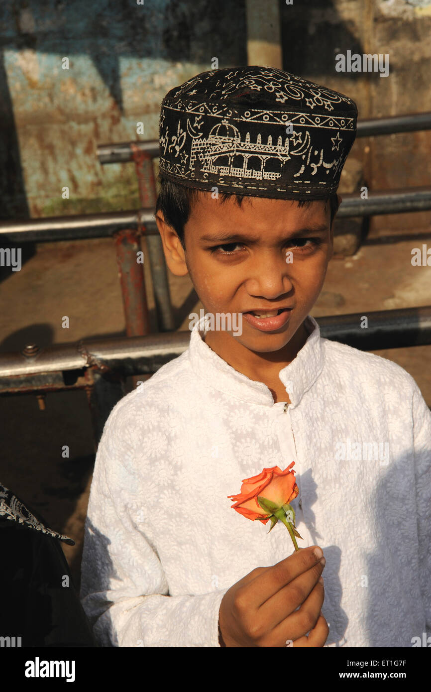 Muslimische Junge rose feiert Id al-Adha zu halten; Indien nicht Herr Stockfoto